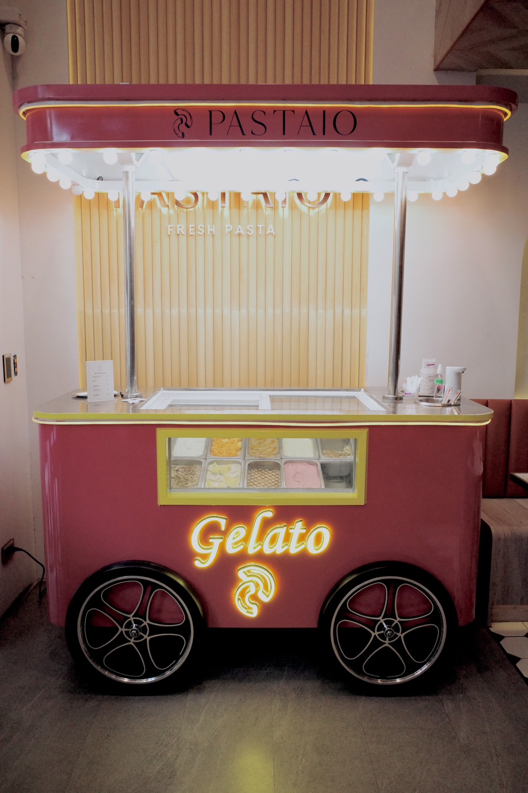 「PASTAIO」內湖店打造甜美異國風情淇淋餐車，為饕客送上清爽、口味多元的gelato。