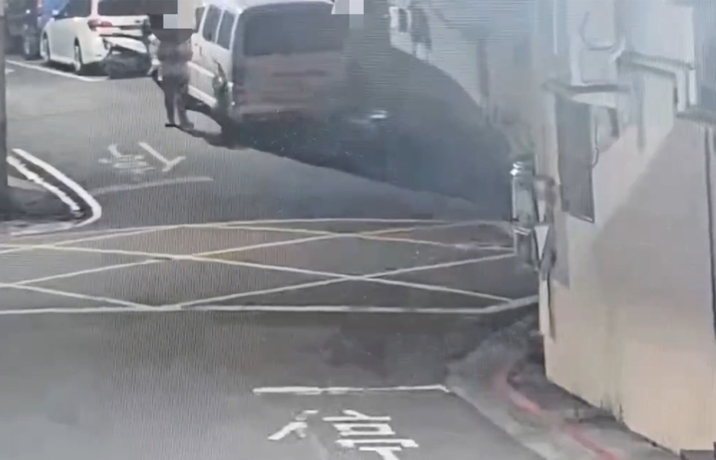 蕭男當天凌晨到公司宿舍外與于姓同事談判,過程中一言不合朝于頭部猛揮一拳致死。翻攝畫面
