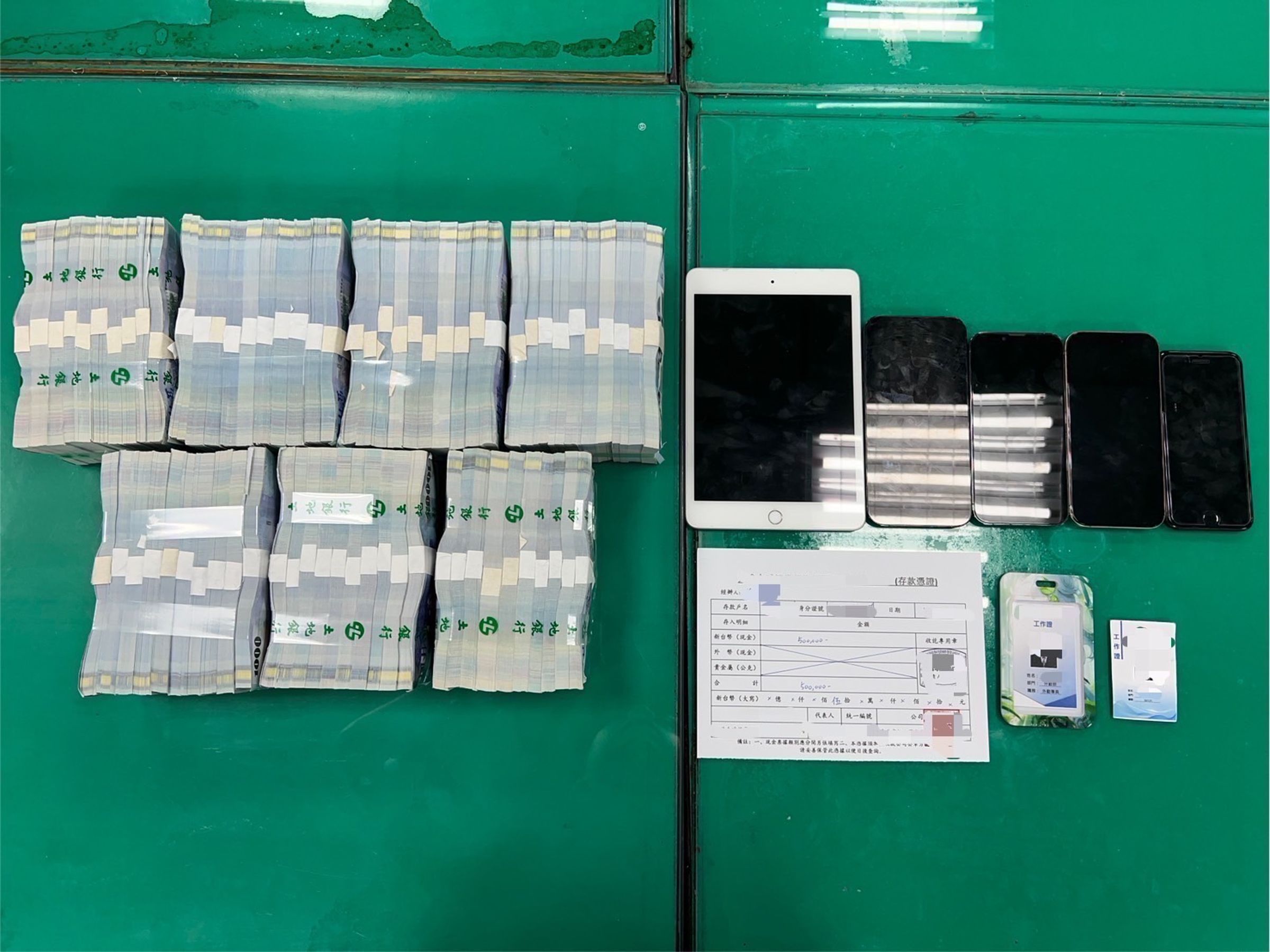 陳姓被害婦人捧700萬現金助警方逮捕4名詐騙車手,查扣假工作證等證物。(翻攝畫面)