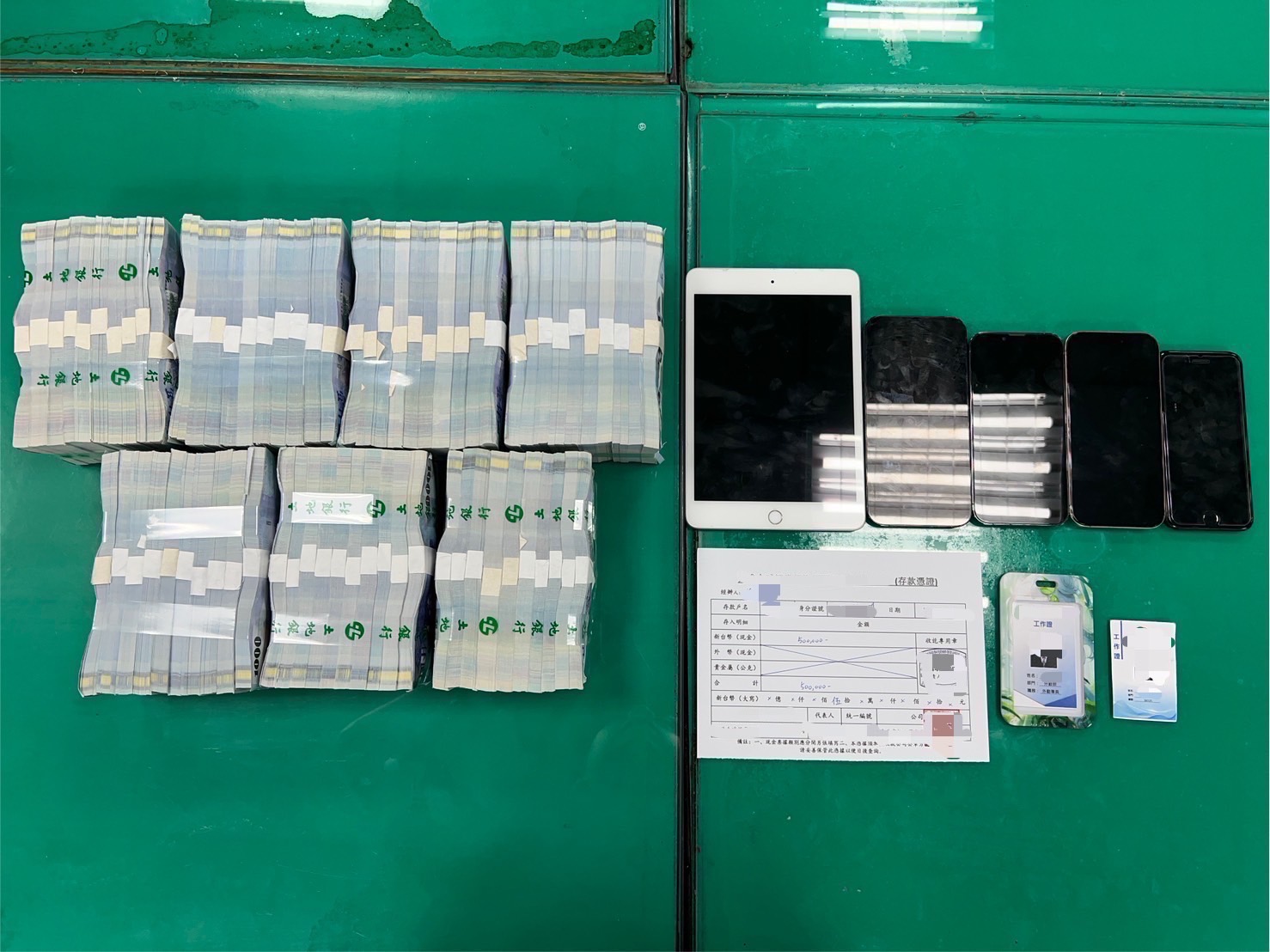 陳姓被害婦人捧700萬現金助警方逮捕4名詐騙車手，查扣假工作證等證物。（翻攝畫面）