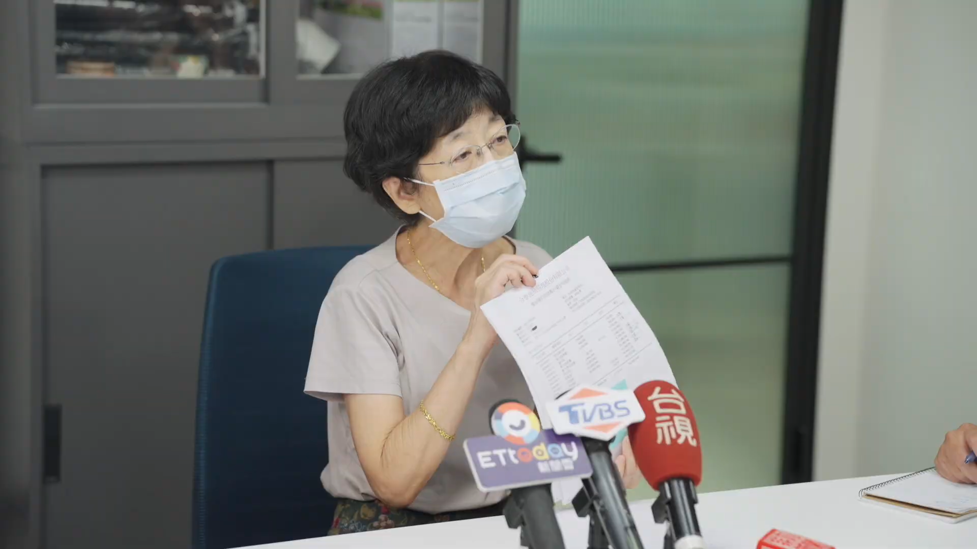 柯文哲妻子陳佩琪12日受訪公開外界質疑的金流明細。（民眾黨提供）