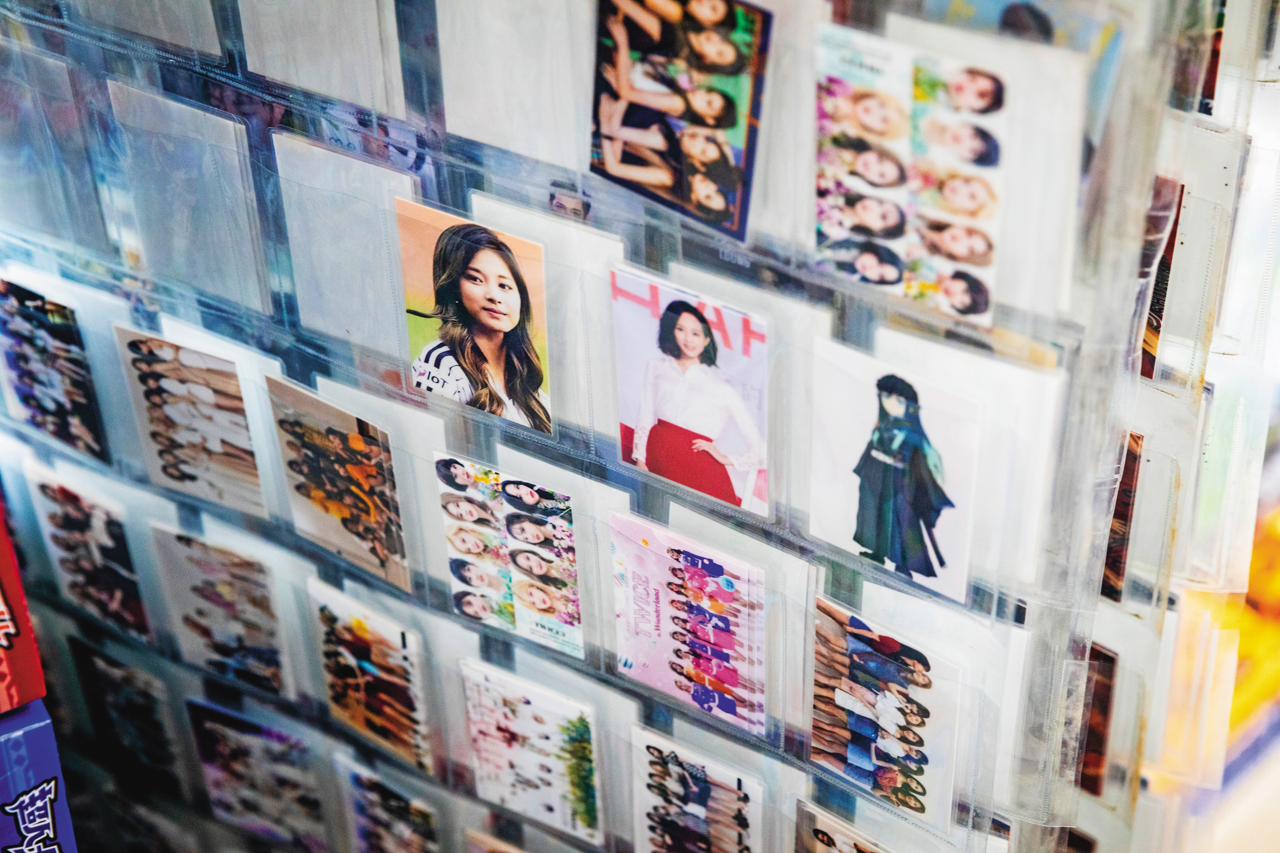 明星護貝卡與海報至今仍有銷路，主要客群是國小升國中的女生，明星從以前的小虎隊變成韓國女團TWICE。