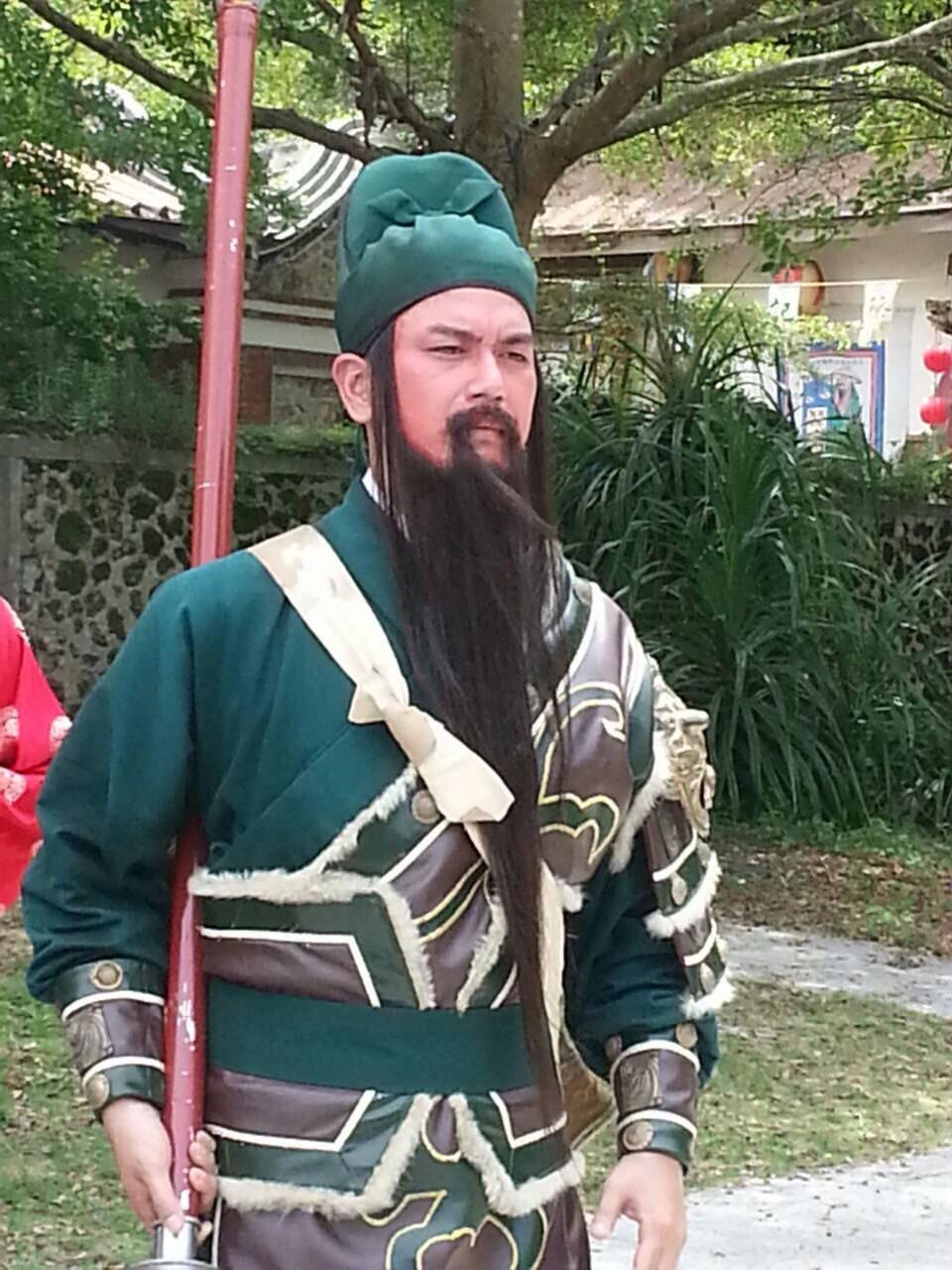  潘逸安曾扮演過關公，在溽暑套上層疊衣物。（艾迪昇傳播提供）