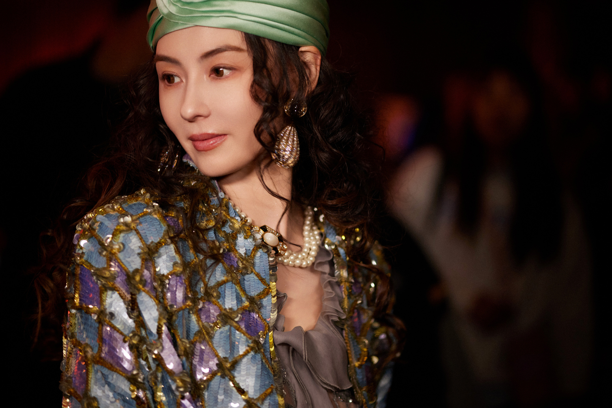 張柏芝神隱一年多後終於復工，最近現身北京的時尚活動，一身復古造型很搶眼，一些角度神韻更被網友認為撞臉張曼玉。（張柏芝工作室微博）