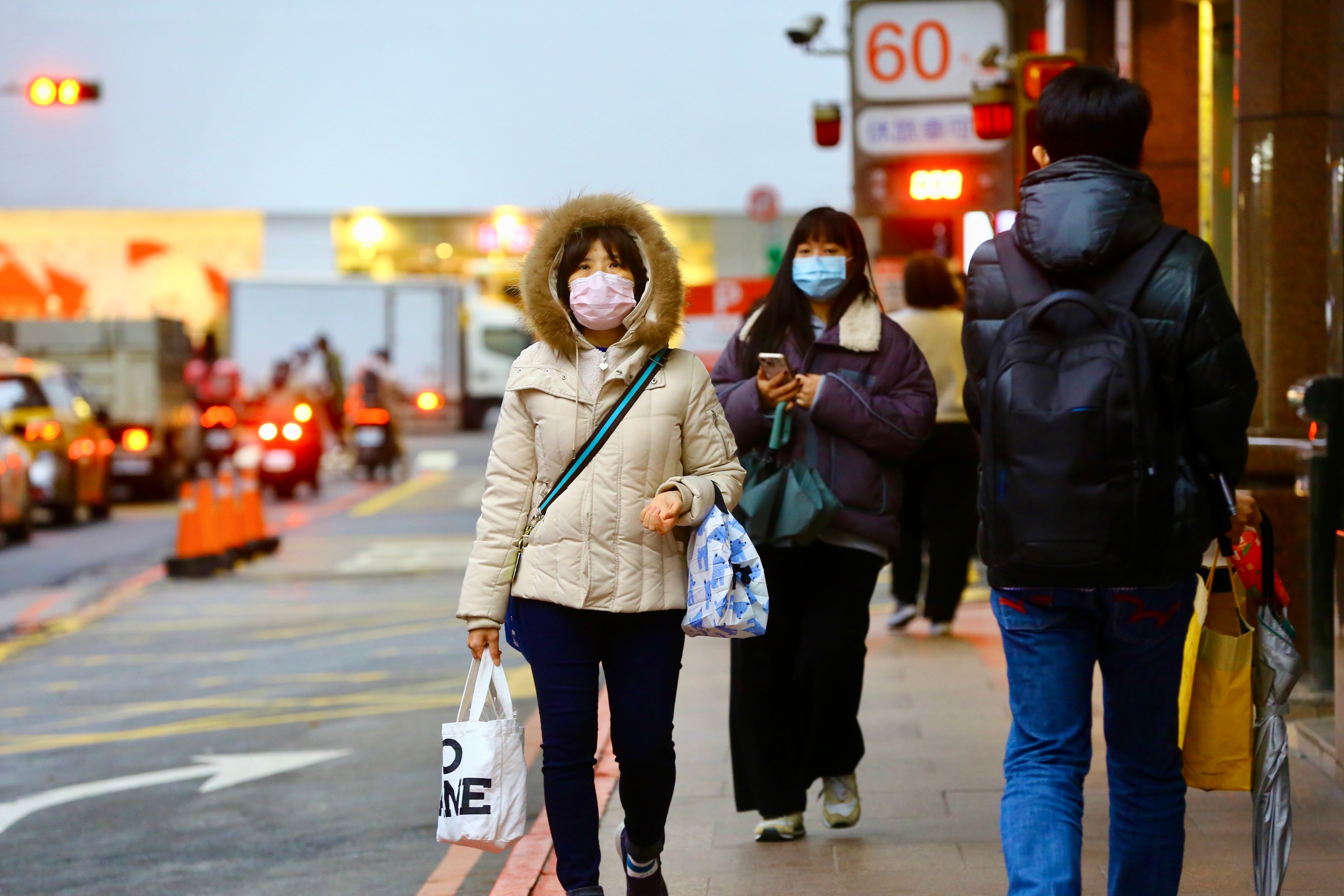 中央氣象署指出，「輻射冷卻影響，早晚仍寒冷，日夜溫差大」。（本刊資料照）