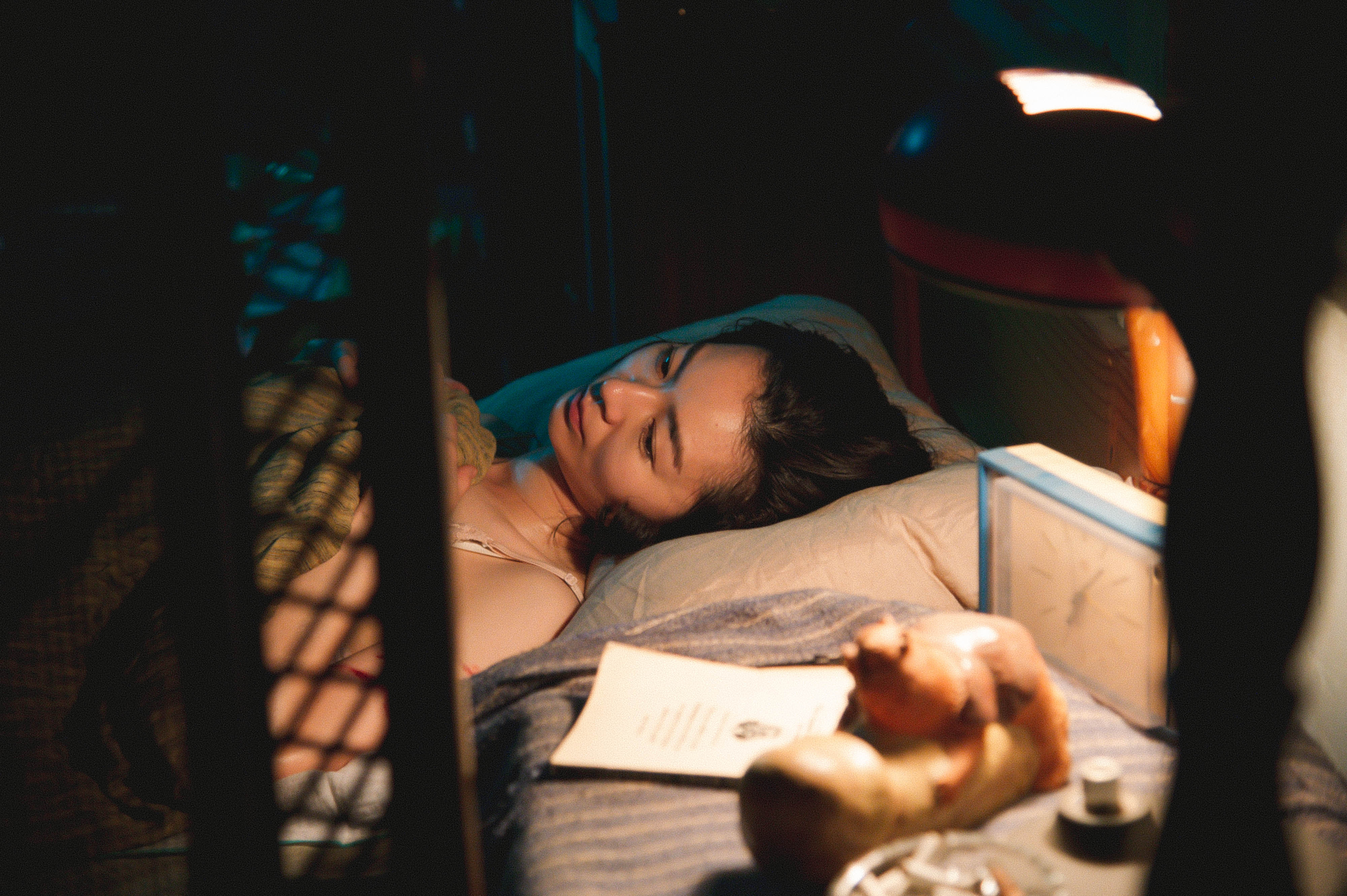 中村映里子在片山慎三導演新片《雨中的慾情》飾演一名寡婦，與兩男主都有親密床戲。（光年映畫提供）