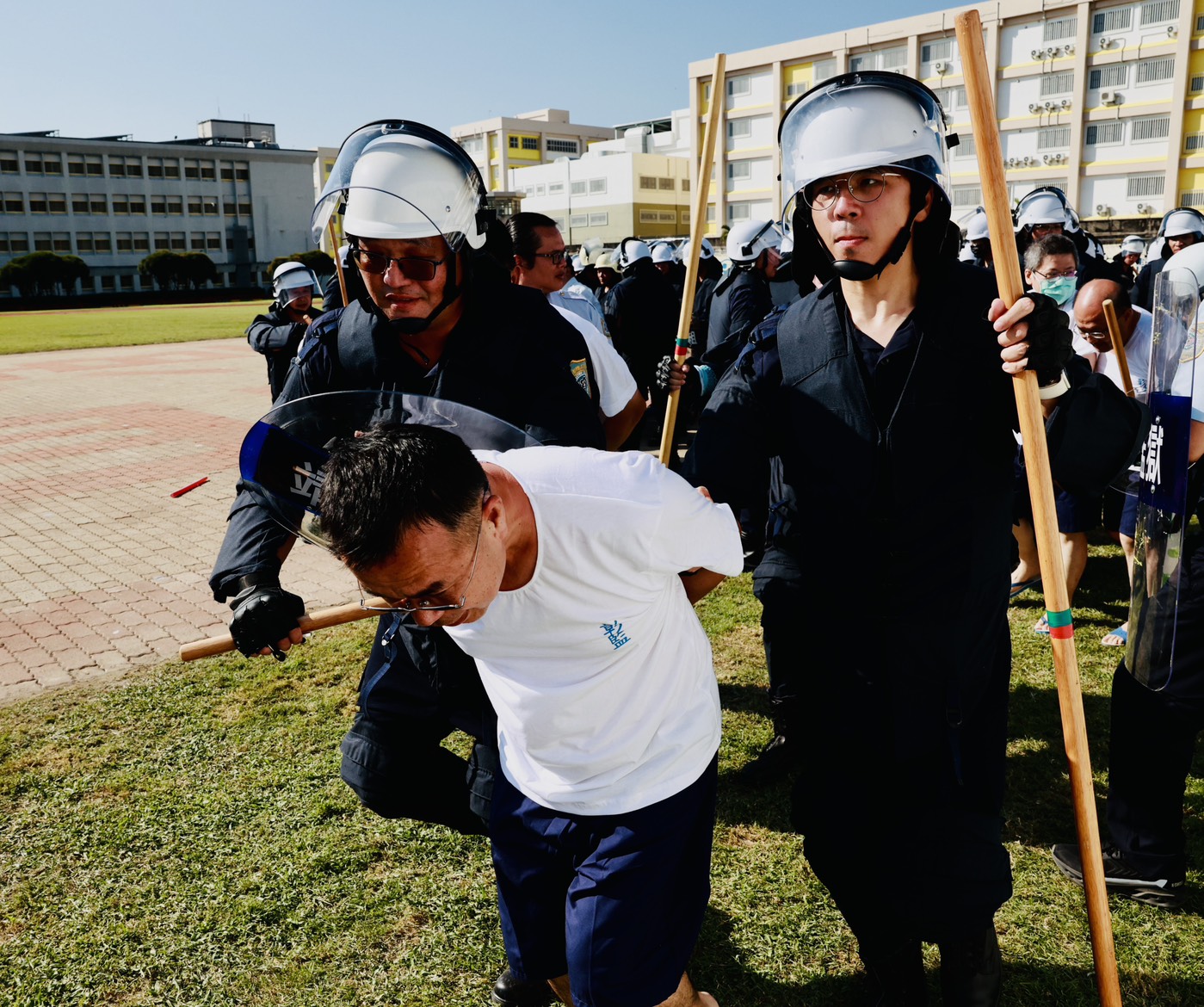 靖安小組迅速鎮壓暴動收容人。（矯正署提供）