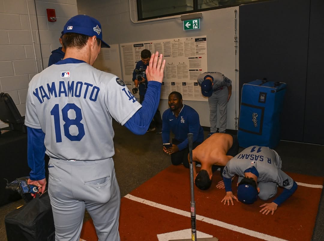 山本由伸在本屆世界大賽中,投出完美9局只失1分的完投勝,讓佐佐木朗希「土下座」膜拜。(翻攝IG/jon.soohoo)