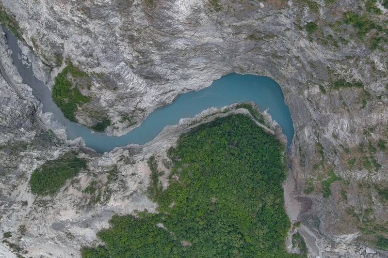 土石堵塞立霧溪河道形成堰塞湖，傍晚可能溢滿，具潰決風險。（林保署提供）