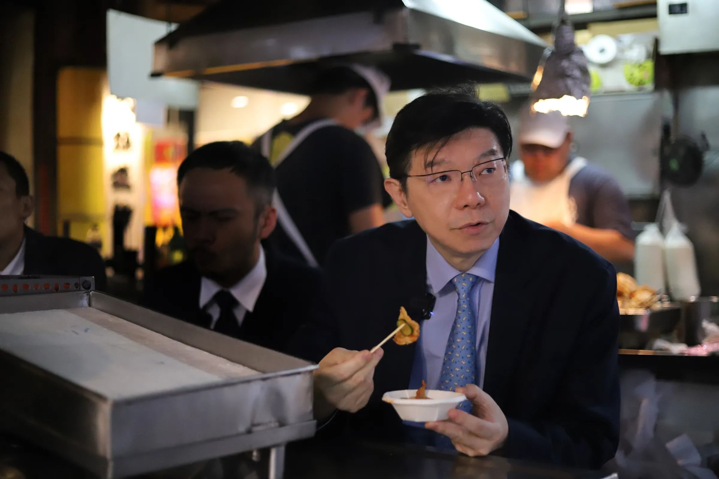 裴社長和團隊一起大啖美味的基隆廟口小吃。（鏡好聽提供）