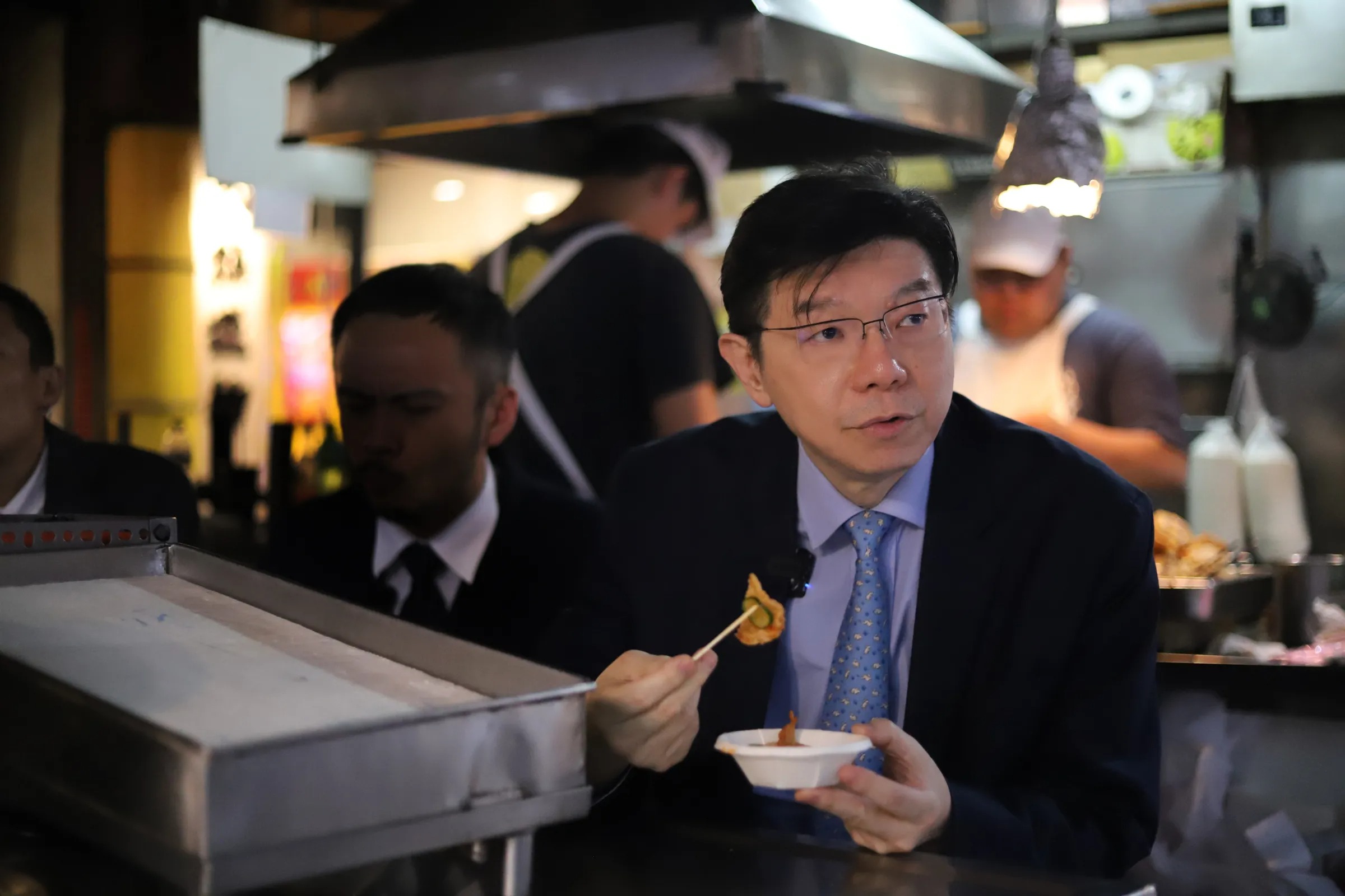 裴社長和團隊一起大啖美味的基隆廟口小吃。（鏡好聽提供）