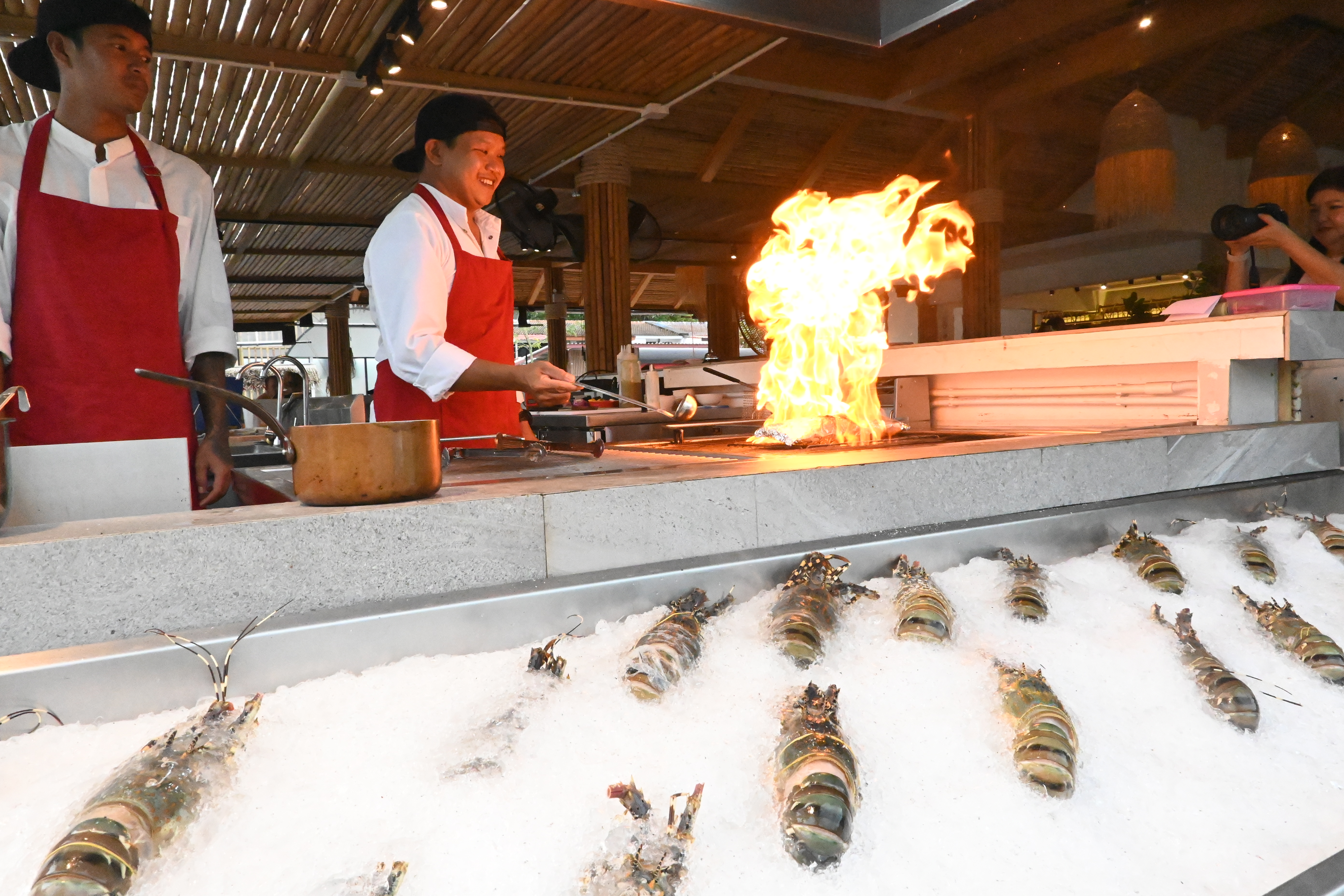 拷叻當地的海鮮餐廳「Roi Lay Khaolak」，新鮮火烤龍蝦一隻只要790泰銖（約NT$704）。