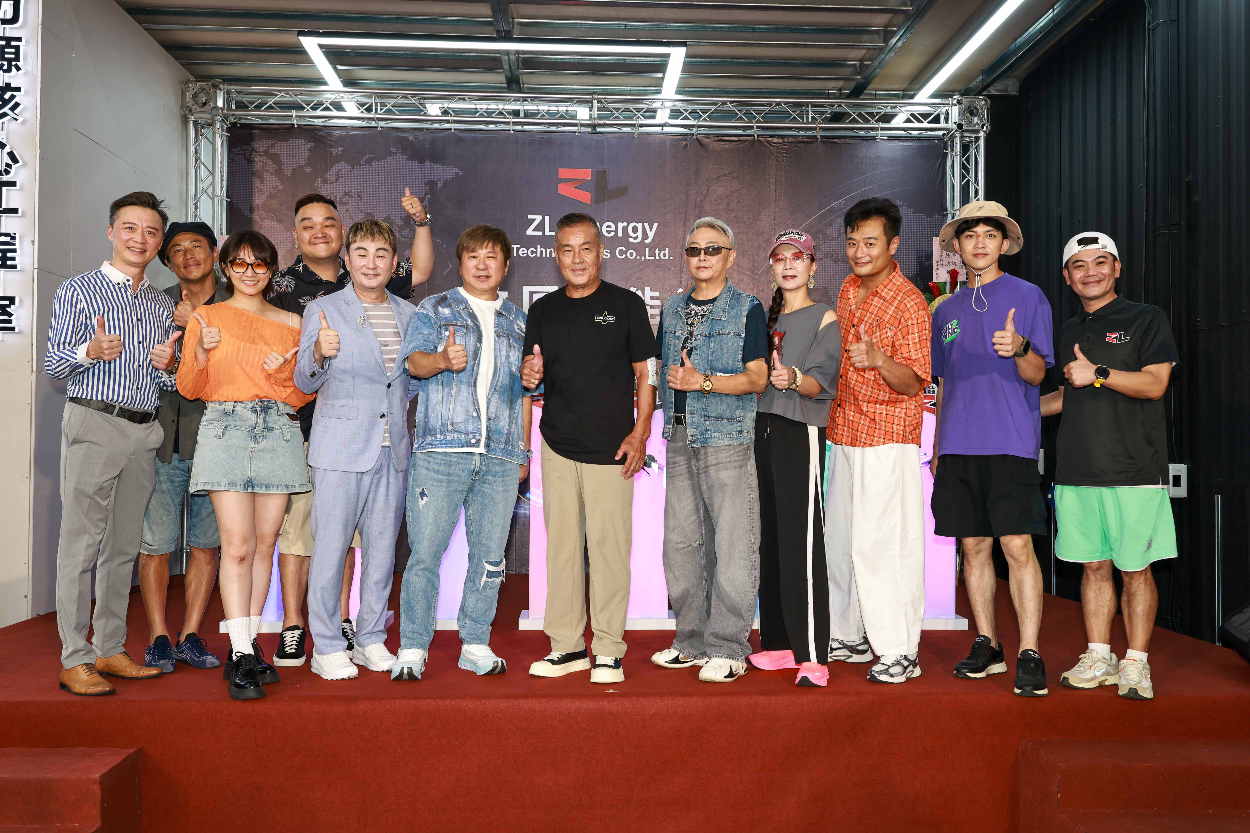 八點檔男星洪毛新事業開幕邀來藝人朋友剪綵。民視