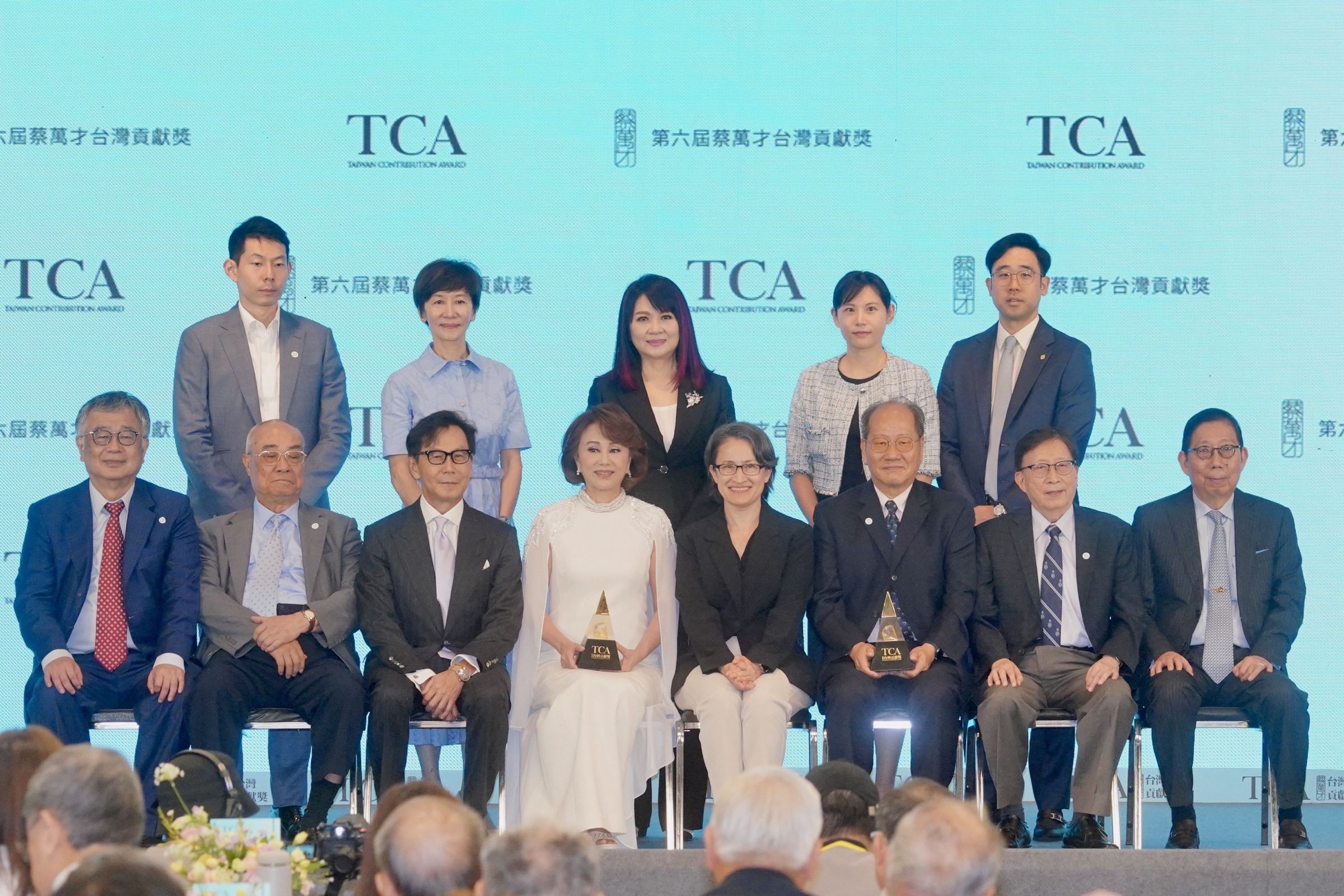 富邦集團二代、三代紛紛出席「蔡萬才台灣貢獻獎」頒獎典禮，鼓勵對台灣土地有貢獻與熱情的個人與團體，也緬懷蔡萬才總裁一生見證台灣發展興利外也利人之舉。