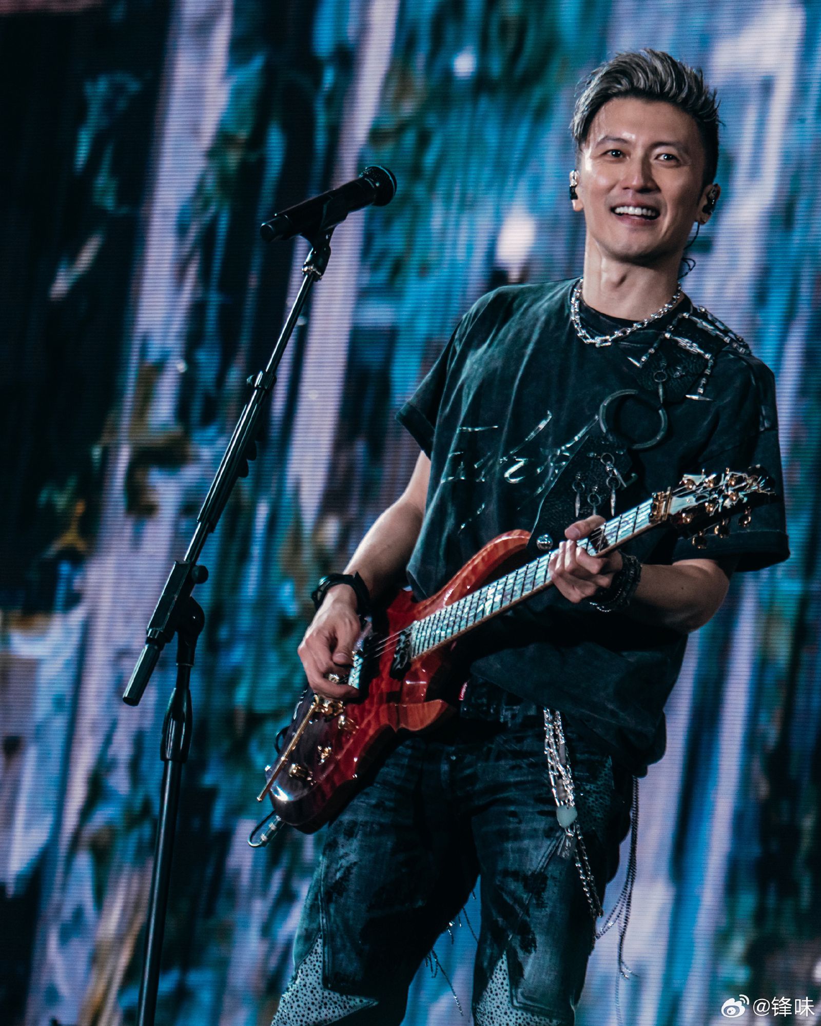 在香港25年沒開大型演唱會的謝霆鋒，今年在啟德主場館一開4場，吸引近17萬名粉絲入場。（鋒味微博）