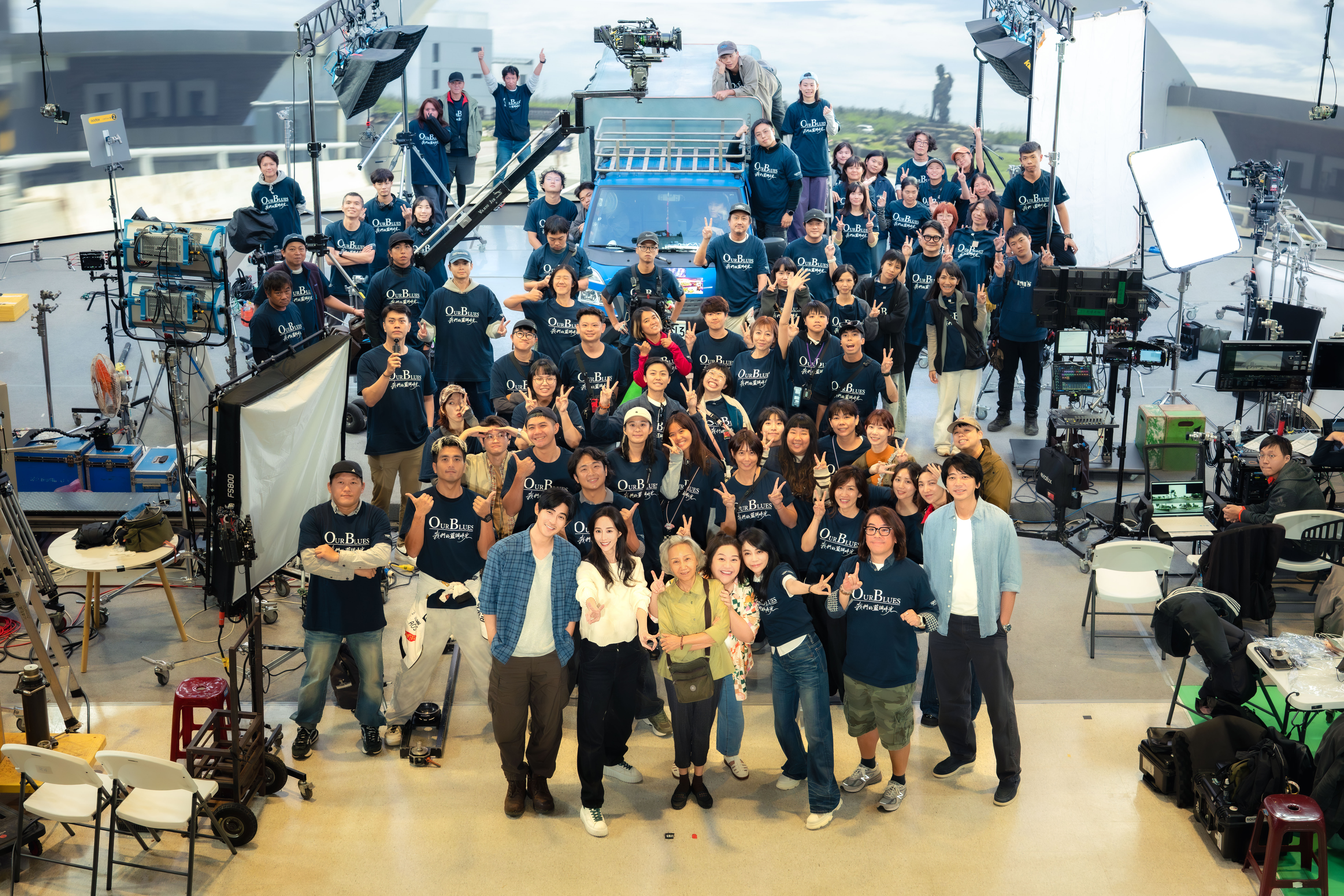 我們的藍調時光》最後殺青的周渝民(前排左起)、張鈞甯、陸弈靜、鍾欣凌、總製作人柴智屏、導演林子平、信與工作人員合照留念。（米神國際）