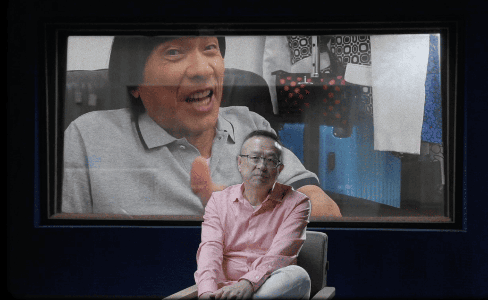 《高雄有顆藍寶石》預告中不僅以擬真AI技術復活秀場天王豬哥亮，也訪問了豬哥亮長子謝順福。（高雄流行音樂中心提供）