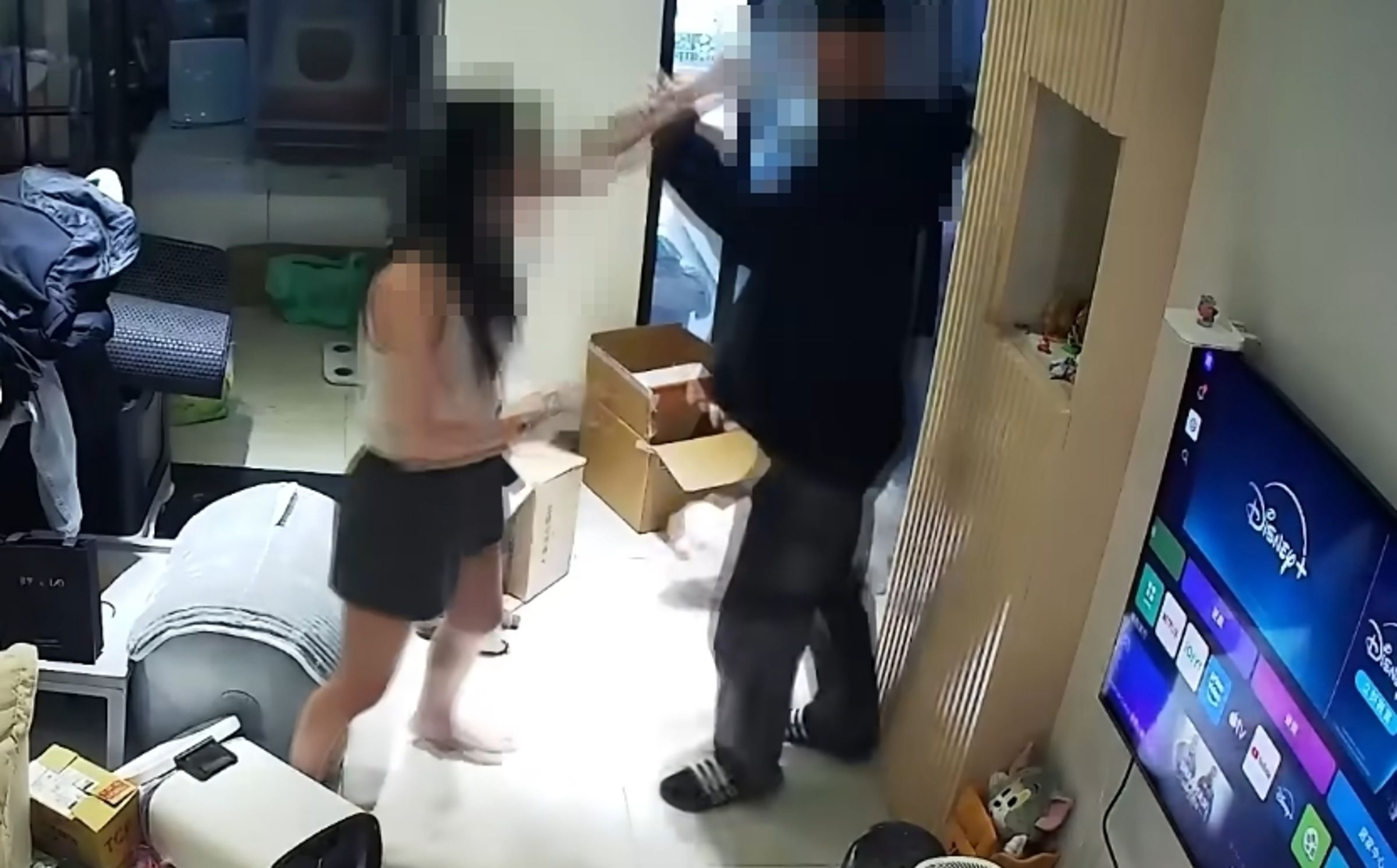 林女墜樓身亡前和同居男友發生激烈爭吵。（翻攝畫面）