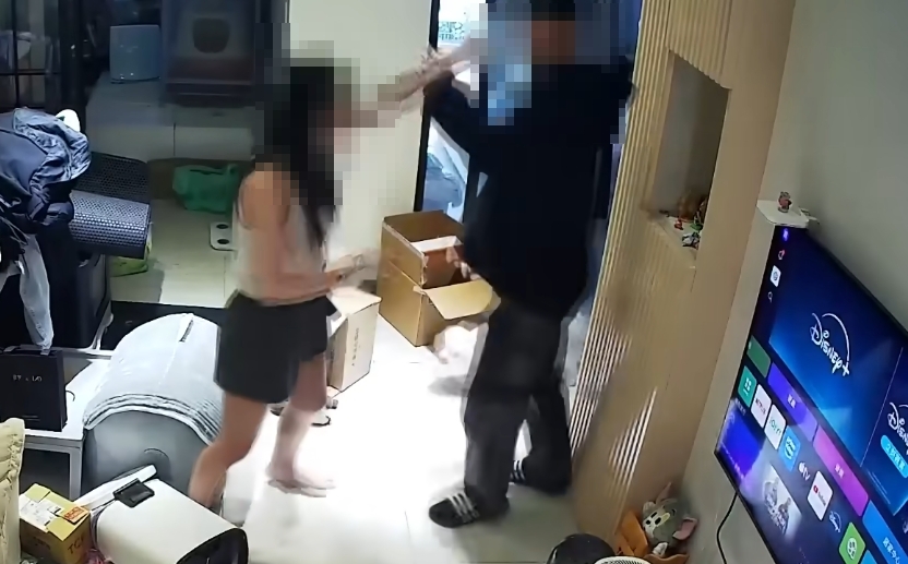 林女墜樓身亡前和同居男友發生激烈爭吵。（翻攝畫面）
