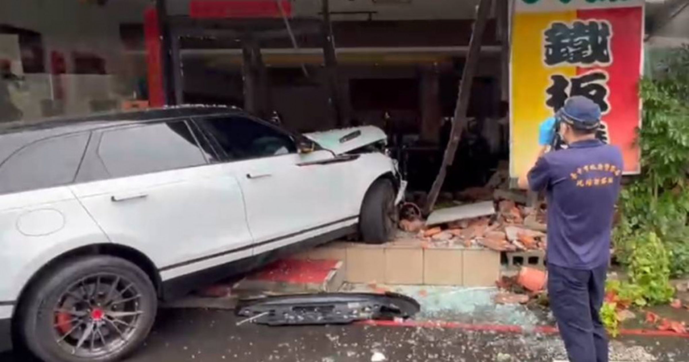 台中市一處鐵板燒店今日上午遭一輛休旅車撞入,警方破車而入發現駕駛早已遭割喉身亡。(翻攝畫面)