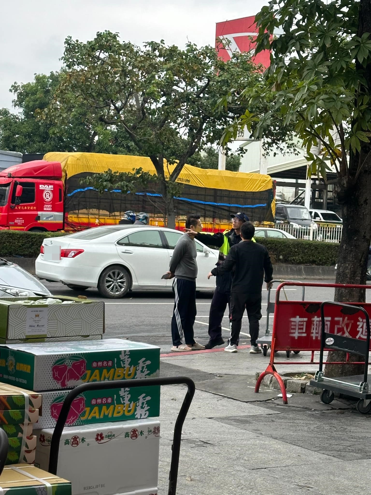 網友稱徐乃麟因違被開單,當街「暴氣與員警開戰」,但徐乃麟透過經紀人澄清,沒有發生衝突。(翻攝自臉書「爆料公社二社」)