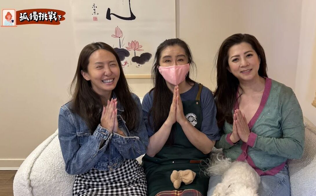 在與薔薔（左）與郭靜純（右）的合作照中，與王祖賢穿著工作的圍裙，樣貌也頗為樸素。（翻攝自YT）