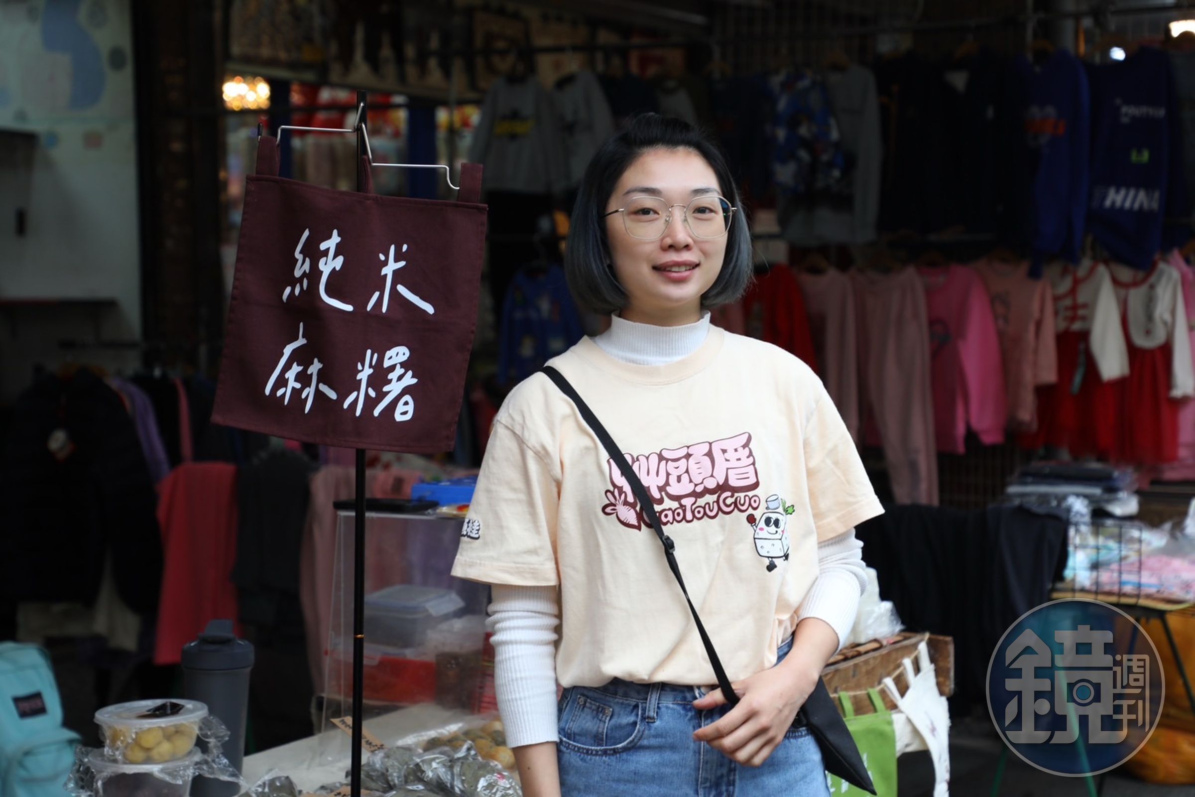念舊、喜愛老派口味的秉秉，傳承了來自爸爸50年的傳統手藝，「艸頭厝」也在「東湖市場」漸漸被認識。