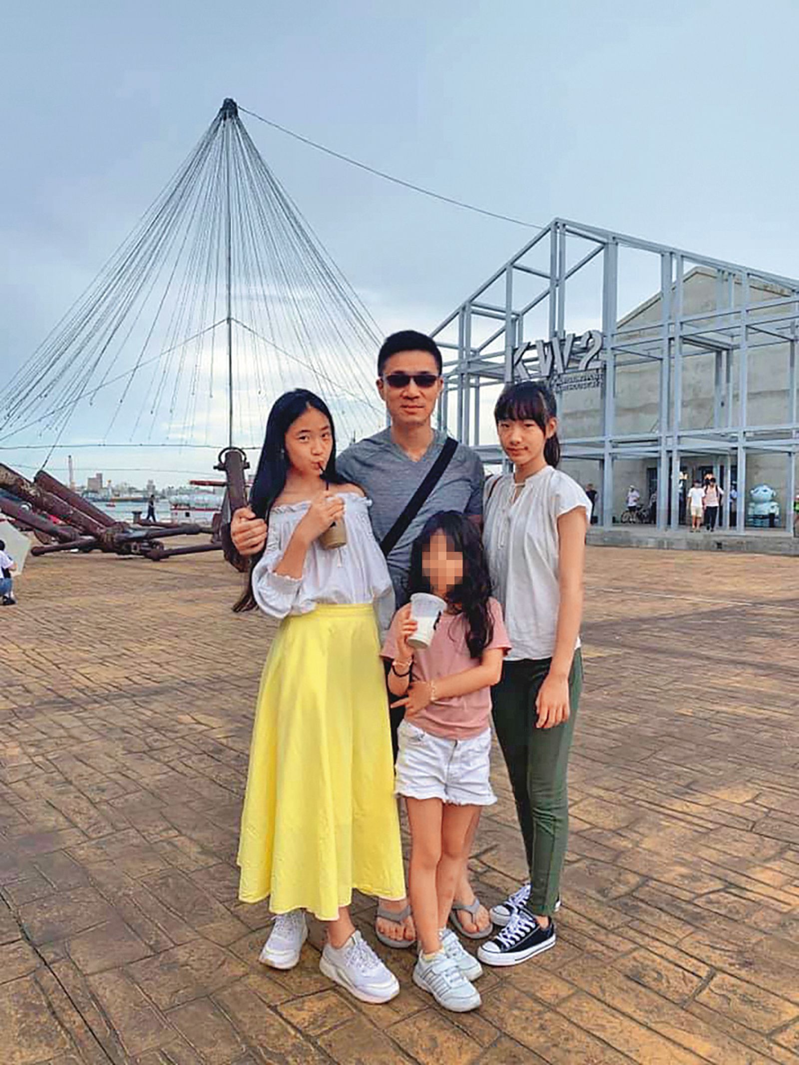許雅鈞（左二）經常帶著全家人出遊，一家人看來很和睦。（翻攝自小S徐熙娣臉書）