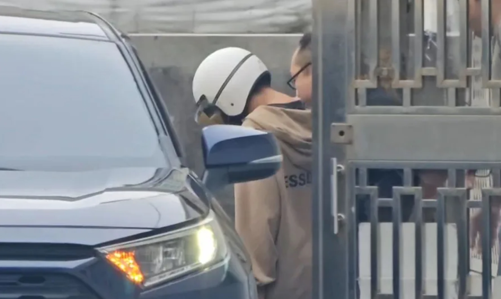 駱姓少年犯案凶器為40cm長刀，他辯稱透過網購取得，是要拿來「防身用」。（翻攝畫面）