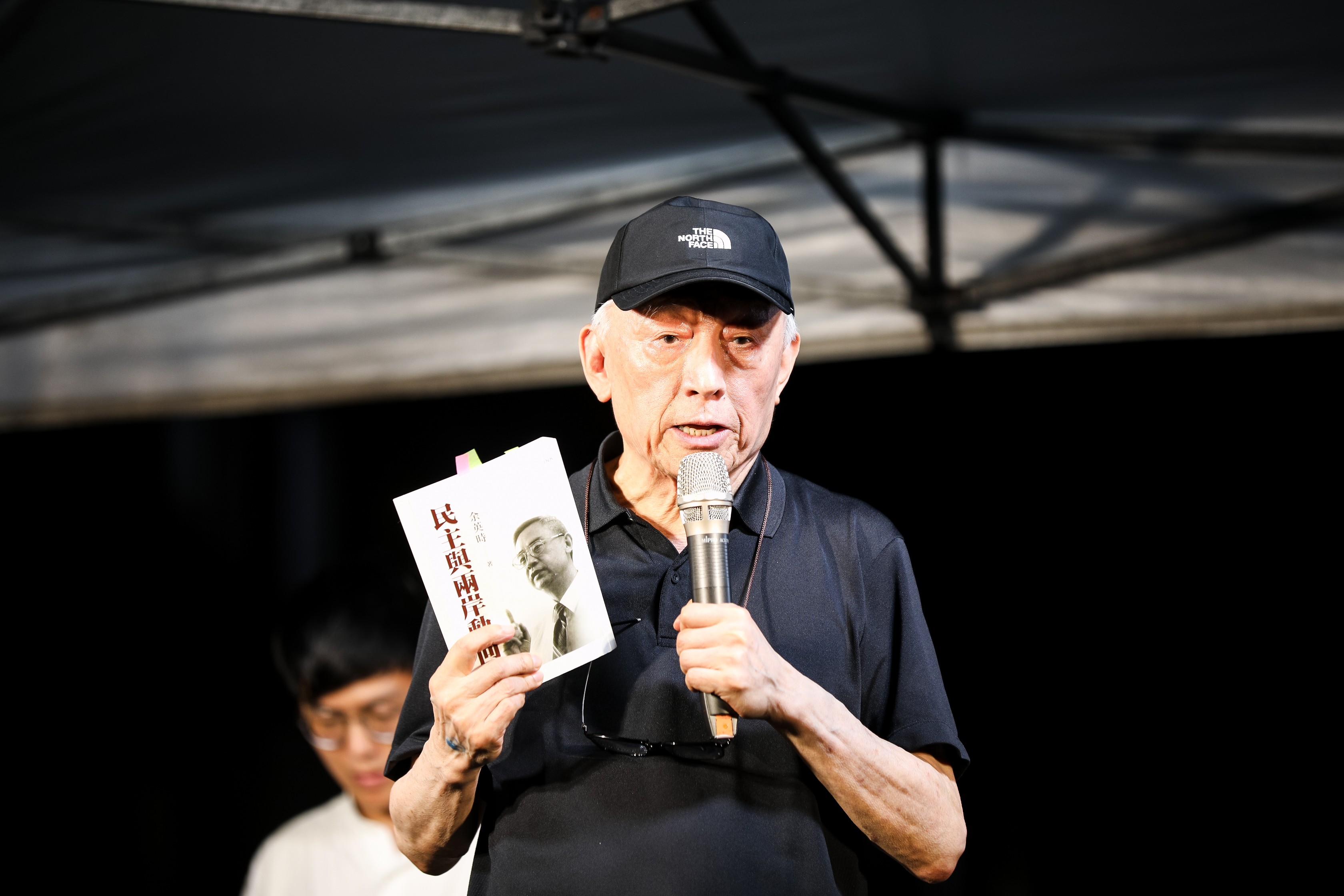 聯電創辦人曹興誠晚間也現身立法院外,喊話「台灣不要變香港」。