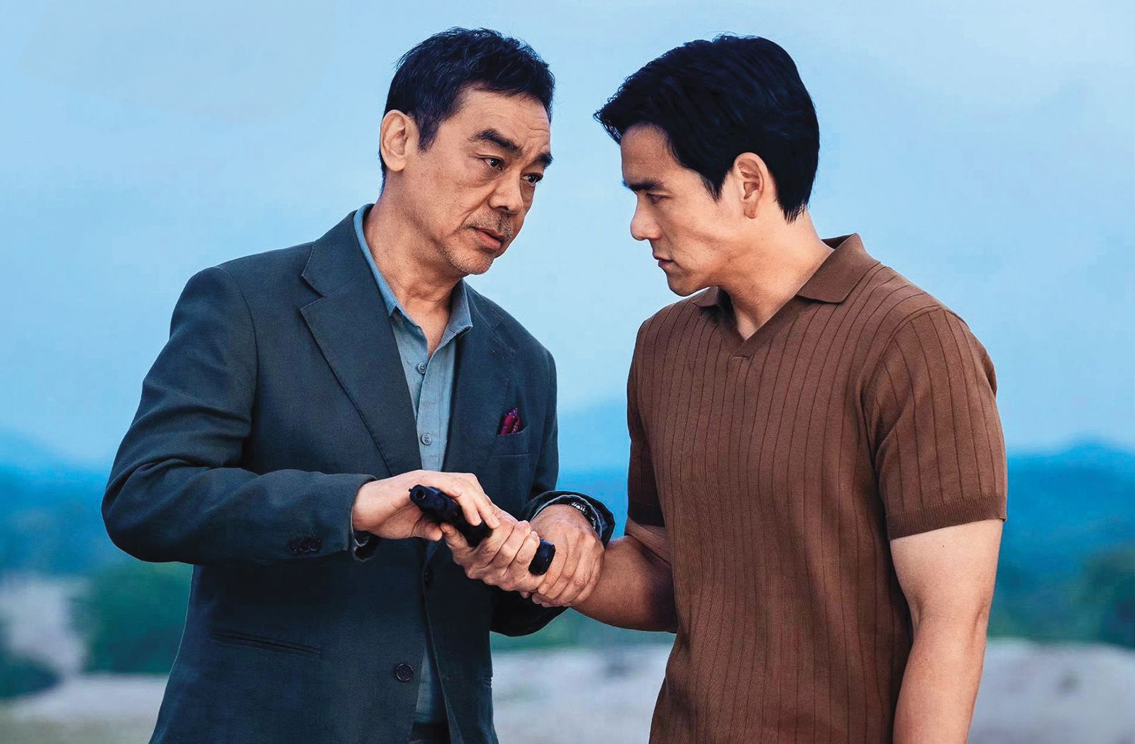 華語版《夜班經理》由26年沒拍劇集的劉青雲（左）「下凡」攜手彭于晏（右）演出，也是2人10年來再碰頭。（翻攝自優酷）