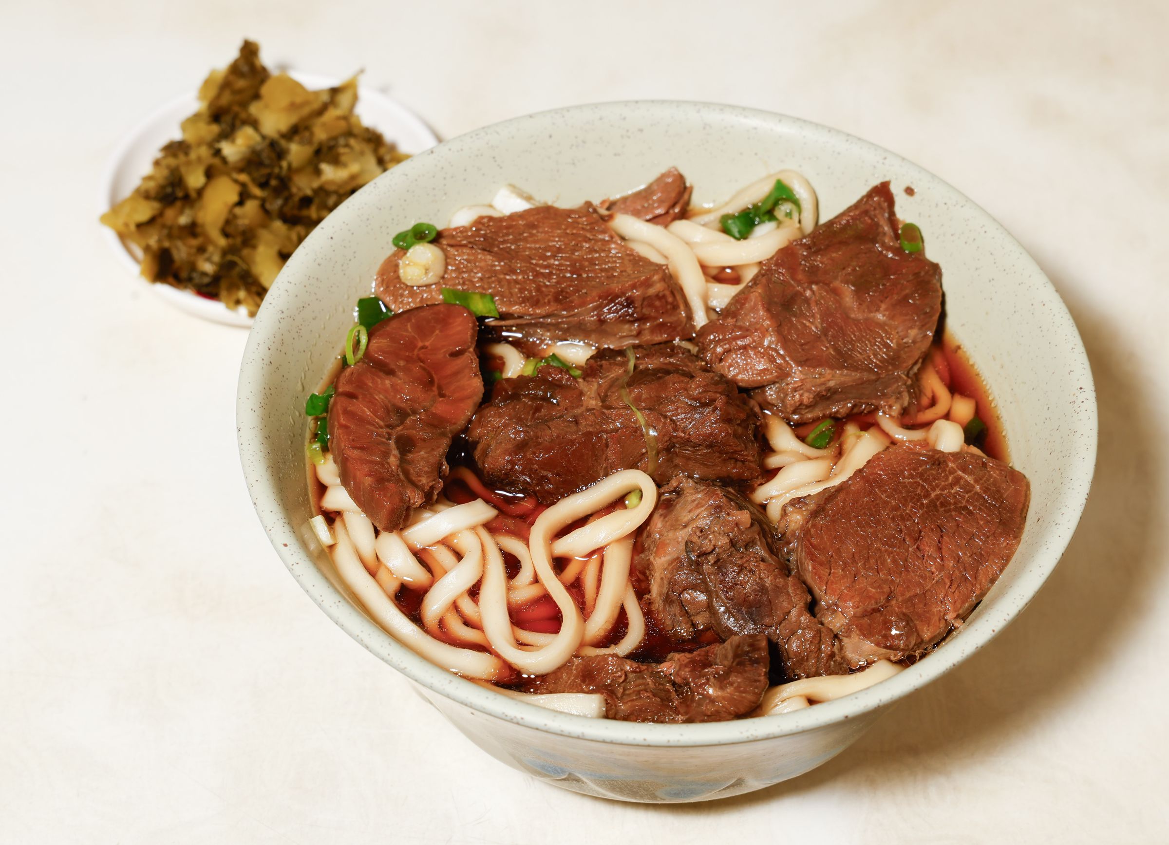 「小吳牛肉麵」的厚實肉塊和紅燒湯頭,呈現道地眷村風味。