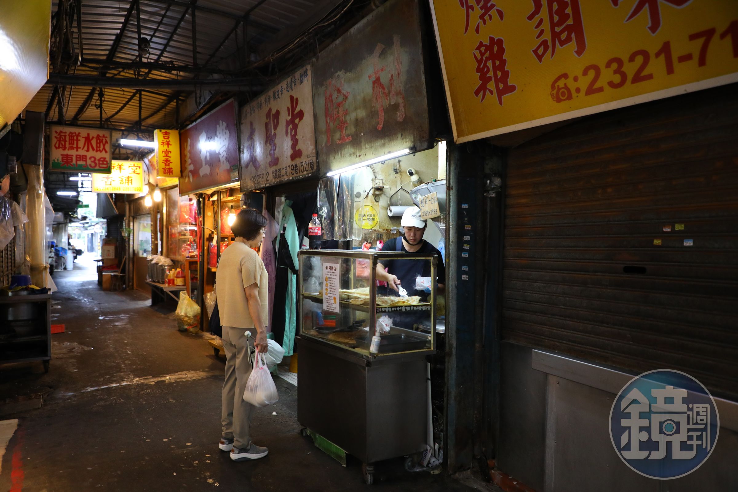招牌都已斑駁的「利隆餅店」，是東門市場的隱藏版名店。