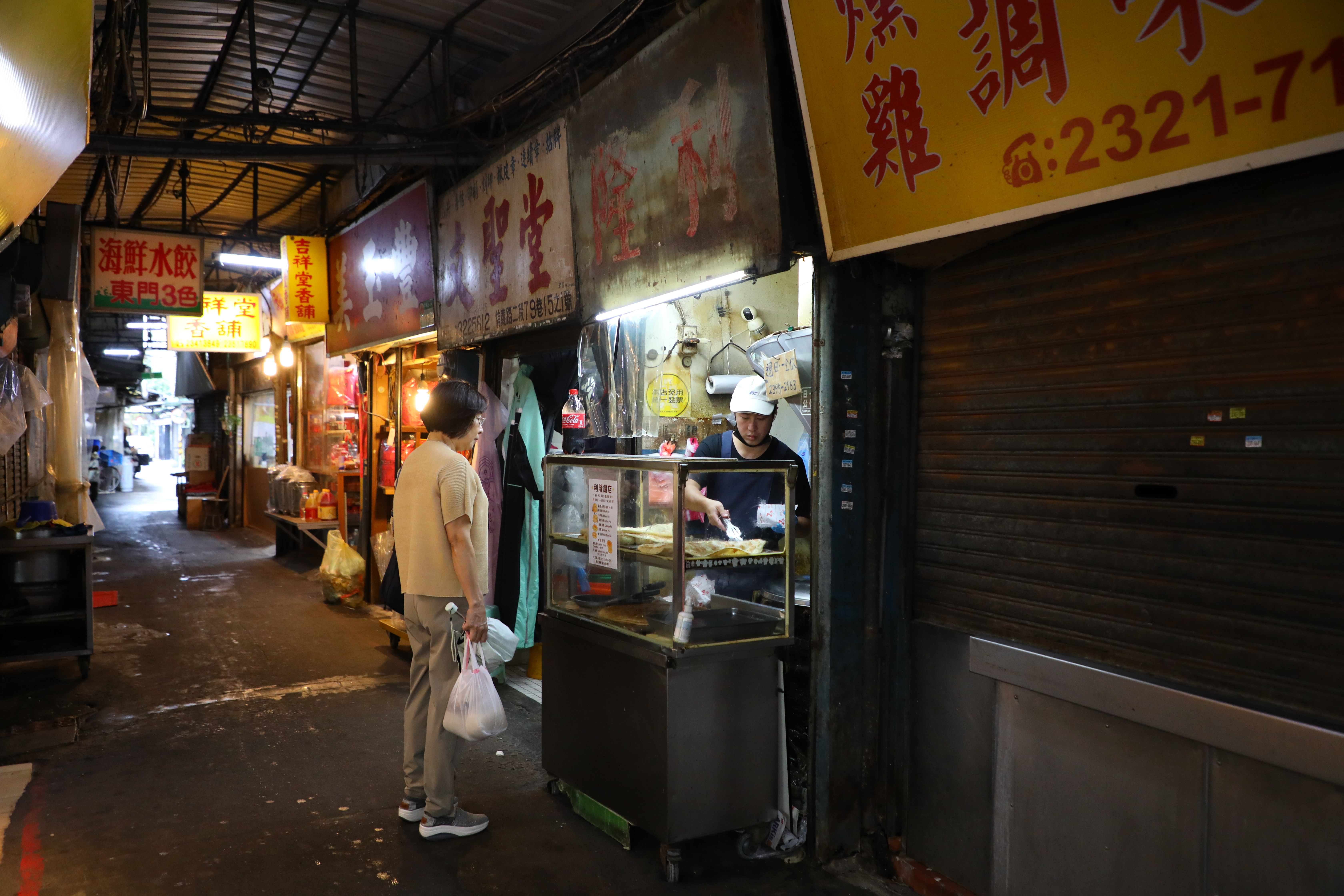 招牌都已斑駁的「利隆餅店」，是東門市場的隱藏版名店。