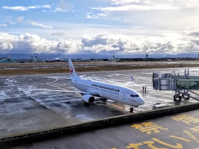 日本小松機場跑道驚見裂縫!長達40公分「起降全暫停」 恢復使用時間曝光