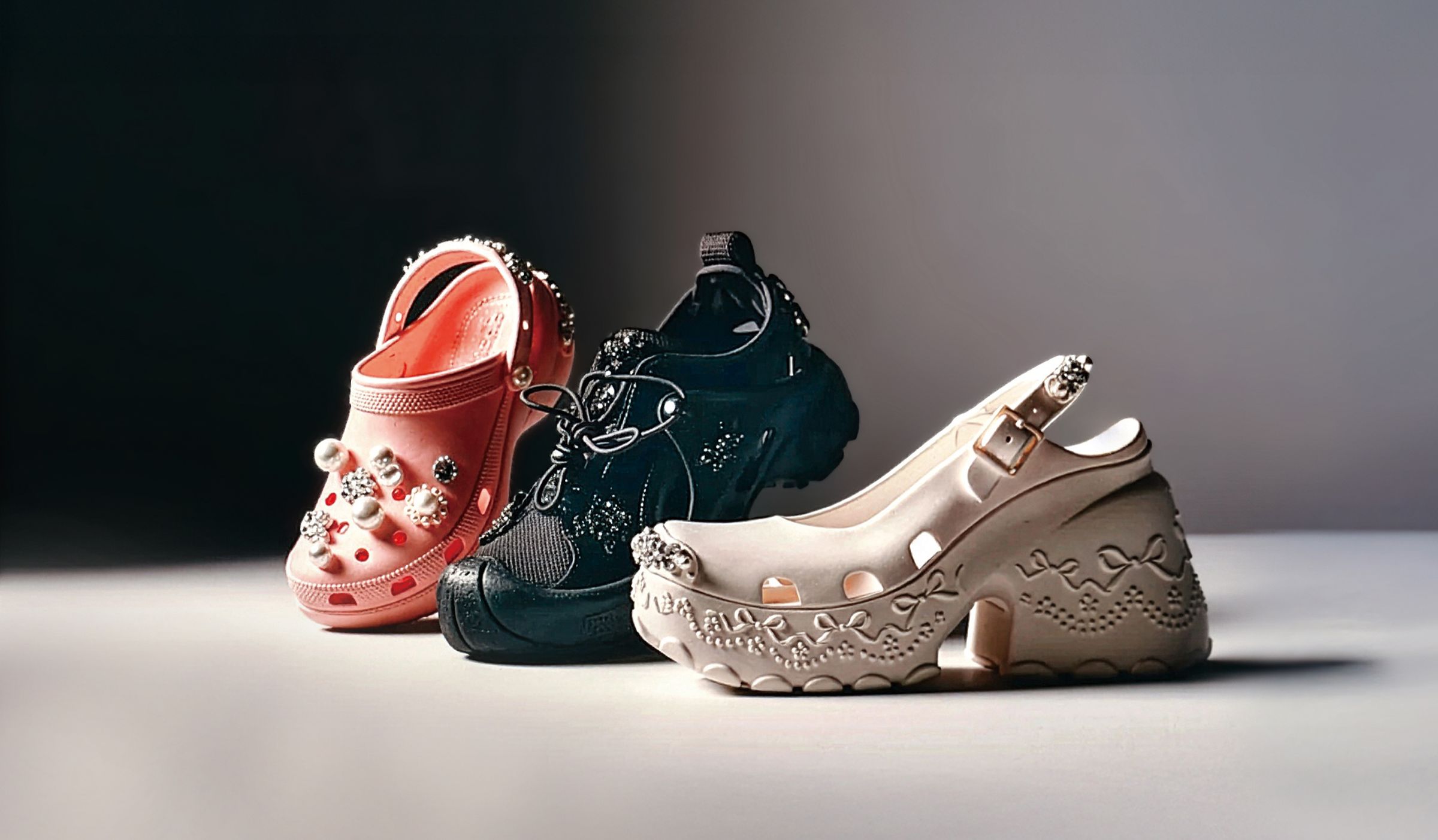   Simone Rocha×Crocs聯名系列經典厚底涼鞋（粉）。NT$6,980／Simone Rocha ×Crocs聯名系列休閒運動鞋（黑）。NT$6,980／Simone Rocha×Crocs聯名系列高跟瑪莉珍鞋（白）。NT$9,780