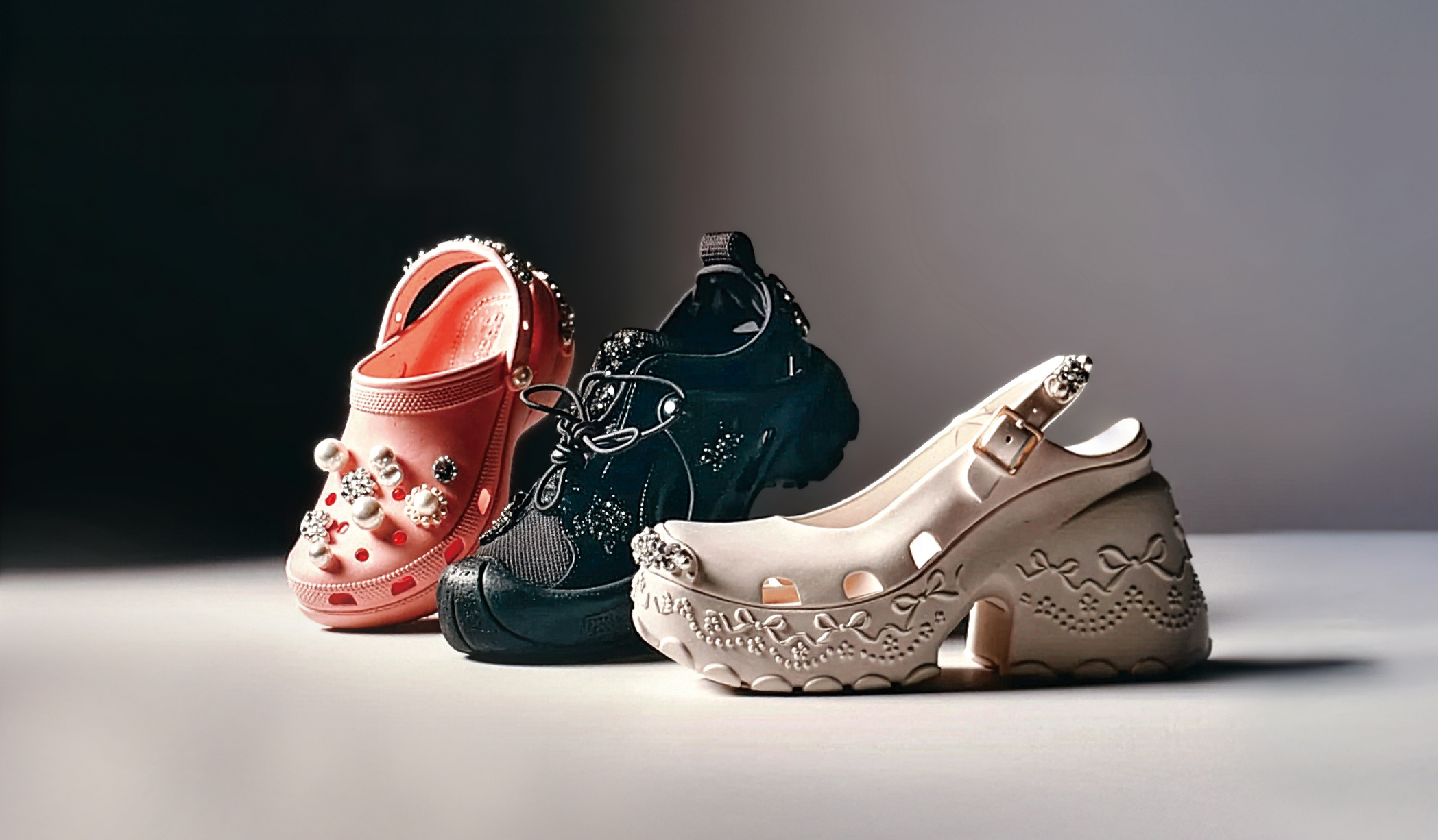 Simone Rocha×Crocs聯名系列經典厚底涼鞋(粉)。NT$6,980/Simone Rocha ×Crocs聯名系列休閒運動鞋(黑)。NT$6,980/Simone Rocha×Crocs聯名系列高跟瑪莉珍鞋(白)。NT$9,780