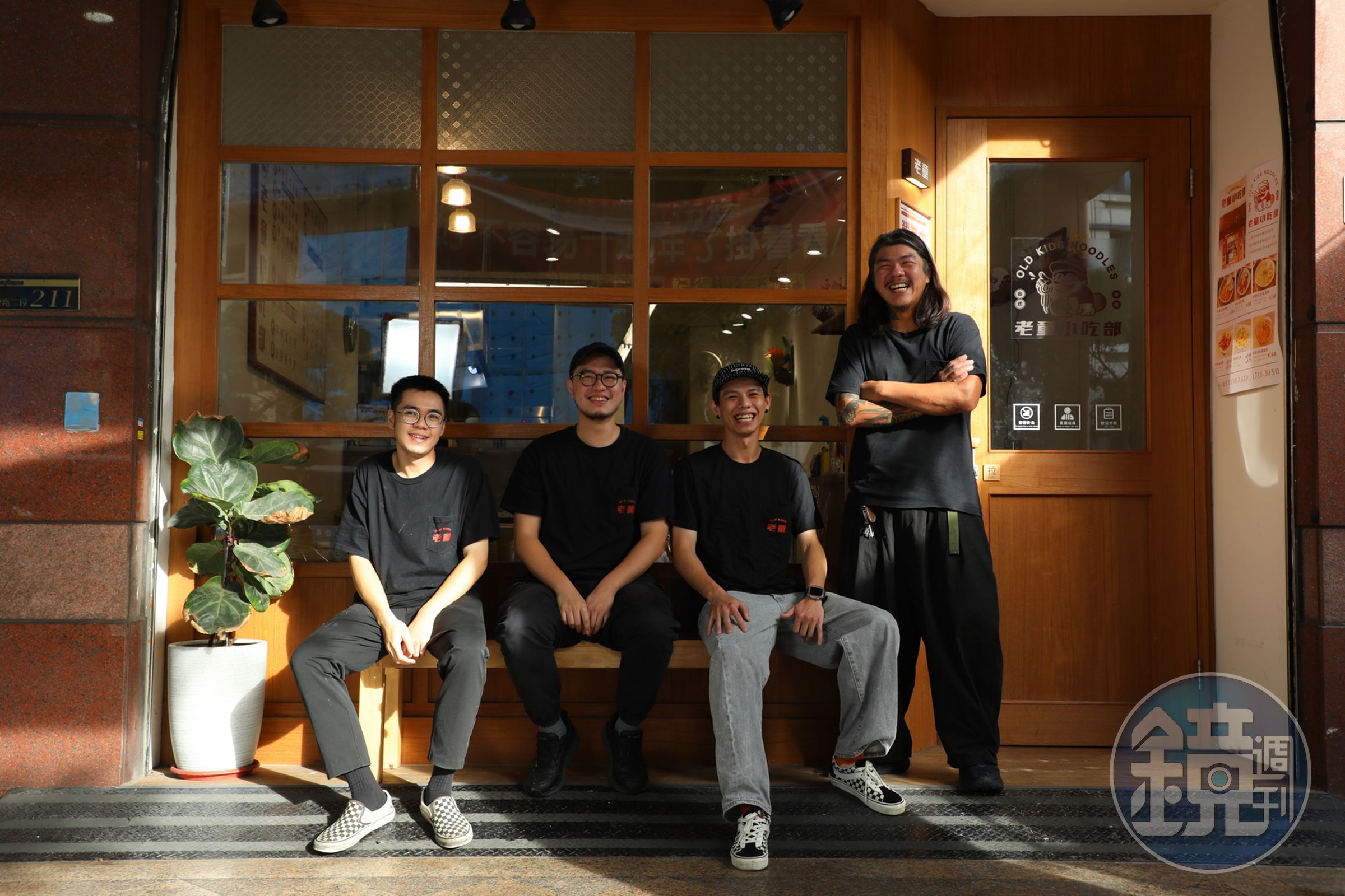 主廚喜德（右起）擔綱主要料理，小宥和Stanley負責外場，阿翊則協助喜德備料和出餐。