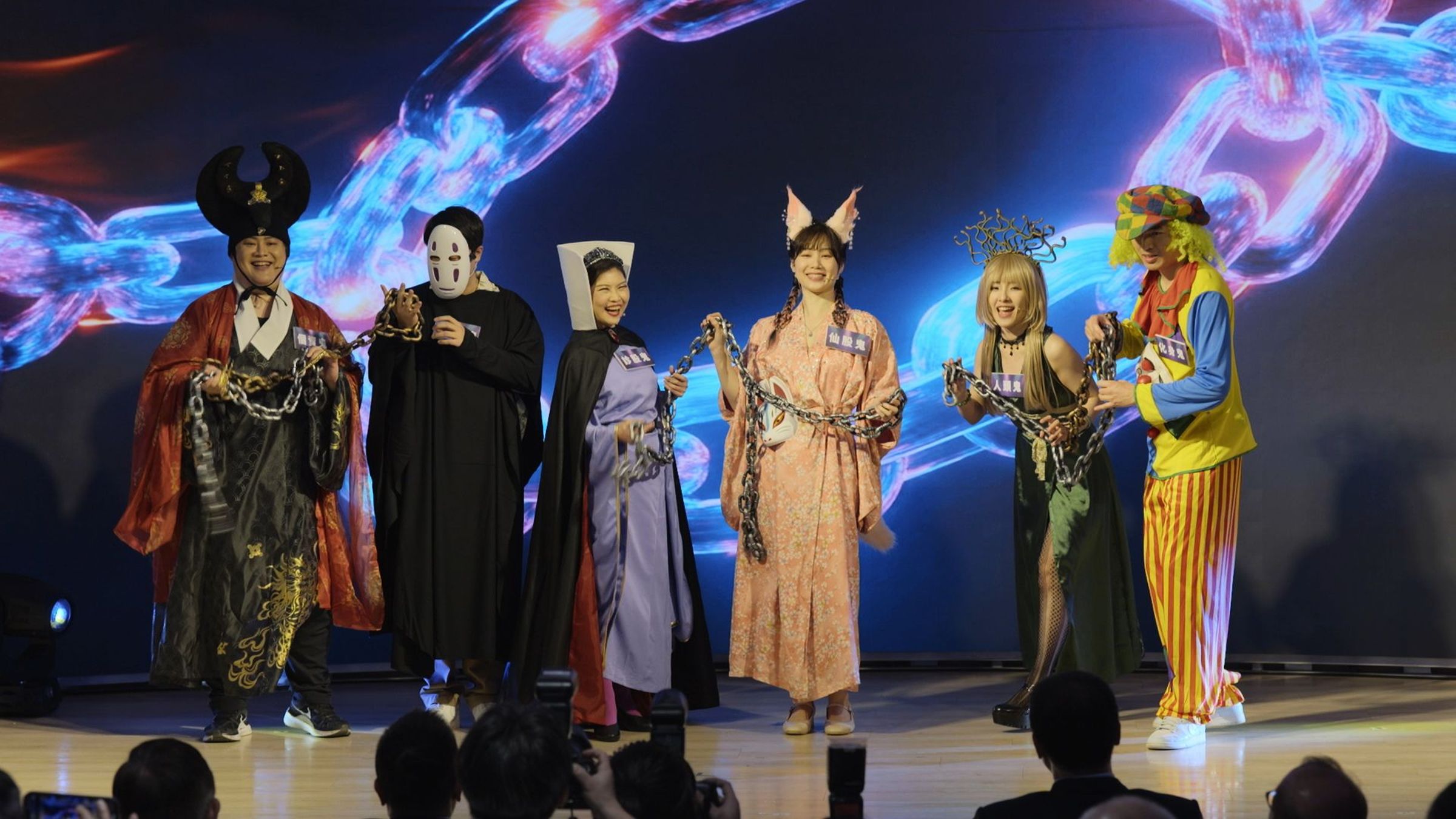 卡米地劇團化身六隻「詐騙鬼」,透過短劇演出揭露詐騙伎倆,並以鎖鏈封印象徵牢牢防住詐騙陷阱。