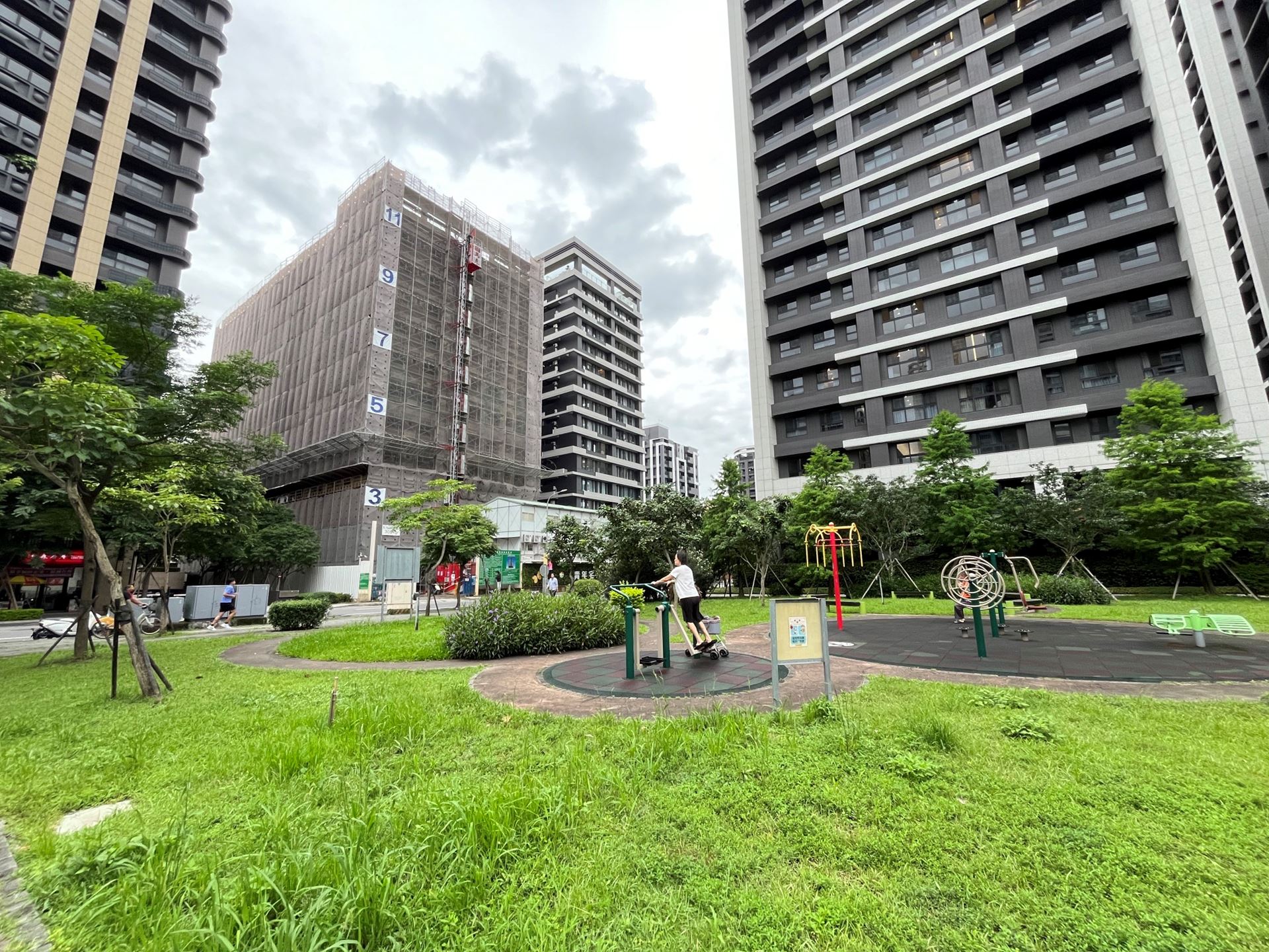 永慶盤點2025年第一季全台各行政區預售屋交易表現，交易量居冠的是新北市中和區，第一季累計成交638戶，相當於每天成交7戶。（房市示意圖／永慶房屋提供）