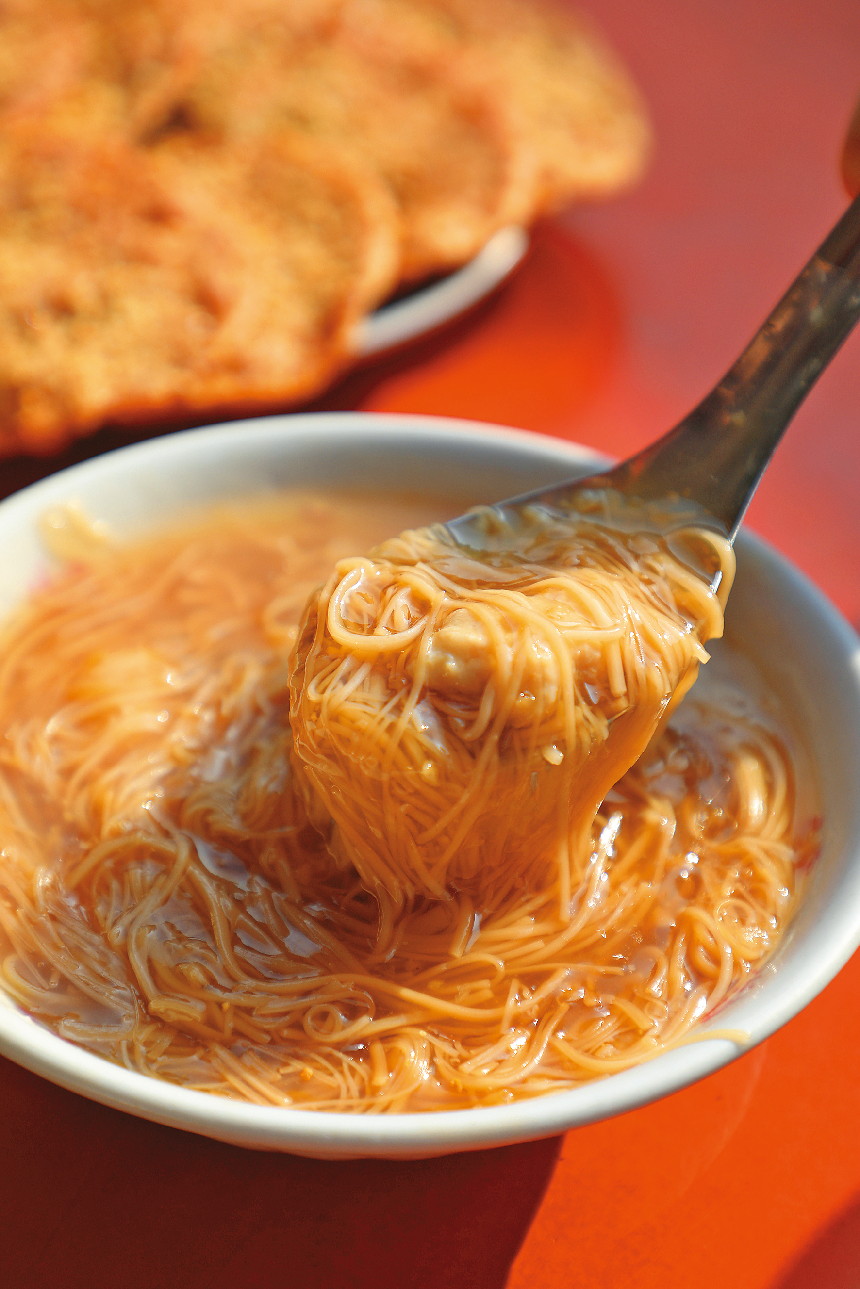 「麵線焿」採用鹿港有名的手工麵線，久煮不爛，加進魚焿和肉焿，料好實在。（50元／小碗、60元／大碗）
