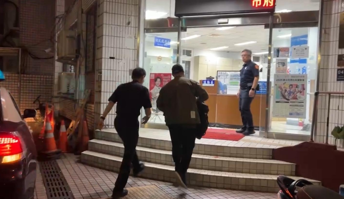  警方將陳男帶回警局說明案情。（翻攝畫面）