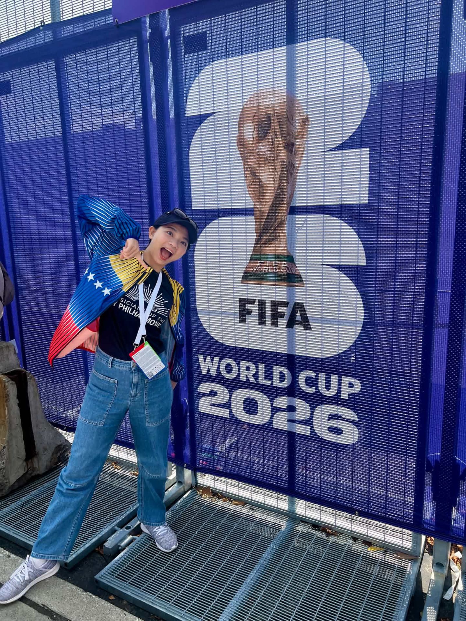 黃薏蓉在2026世界盃足球賽場館外與FIFA World Cup 2026裝置合影。（黃薏蓉提供）