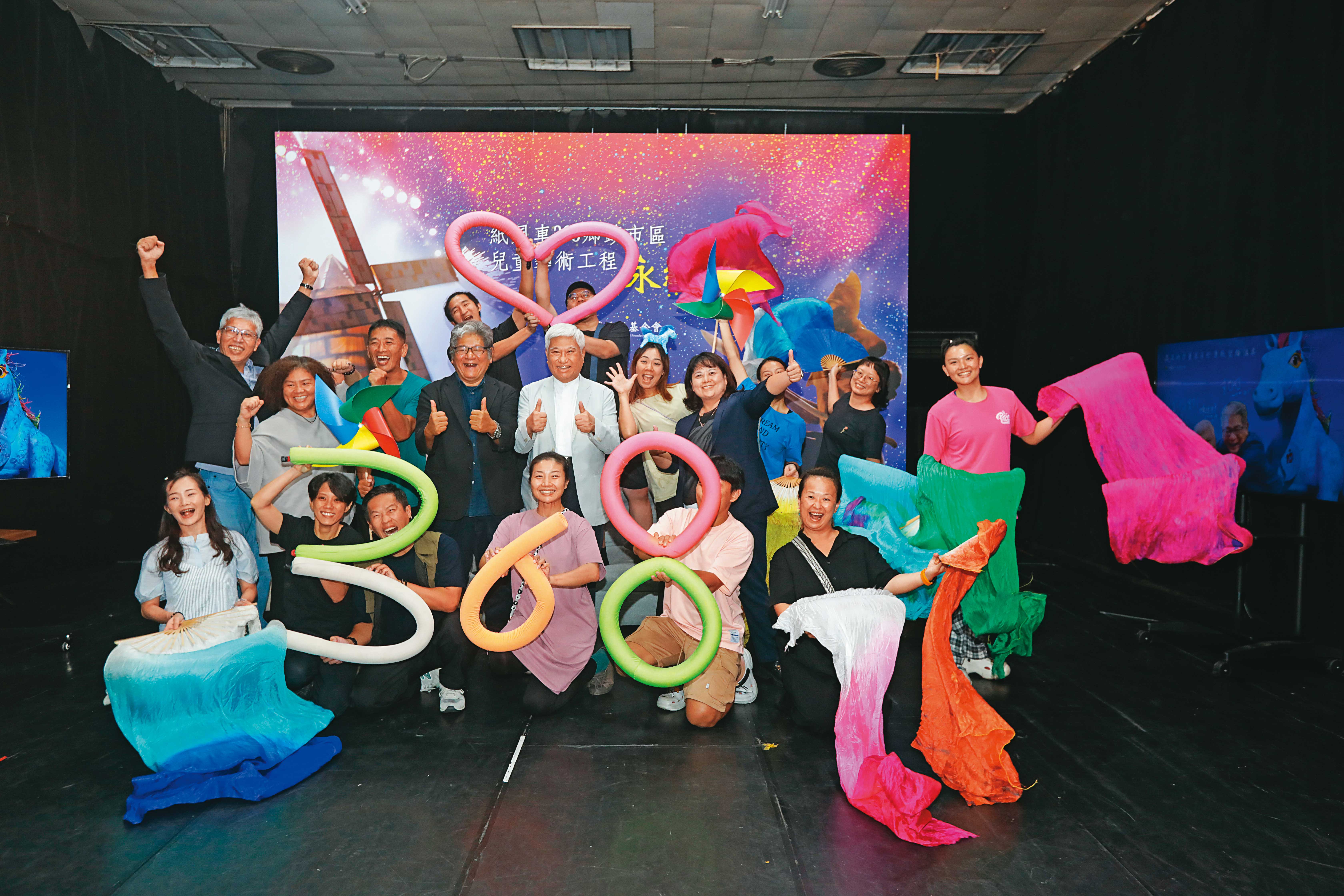 陳進財（2排中）接任紙風車董座，宣布啟動第3輪紙風車368兒童藝術工程，期盼大家小額捐款響應，一起照顧台灣孩子。