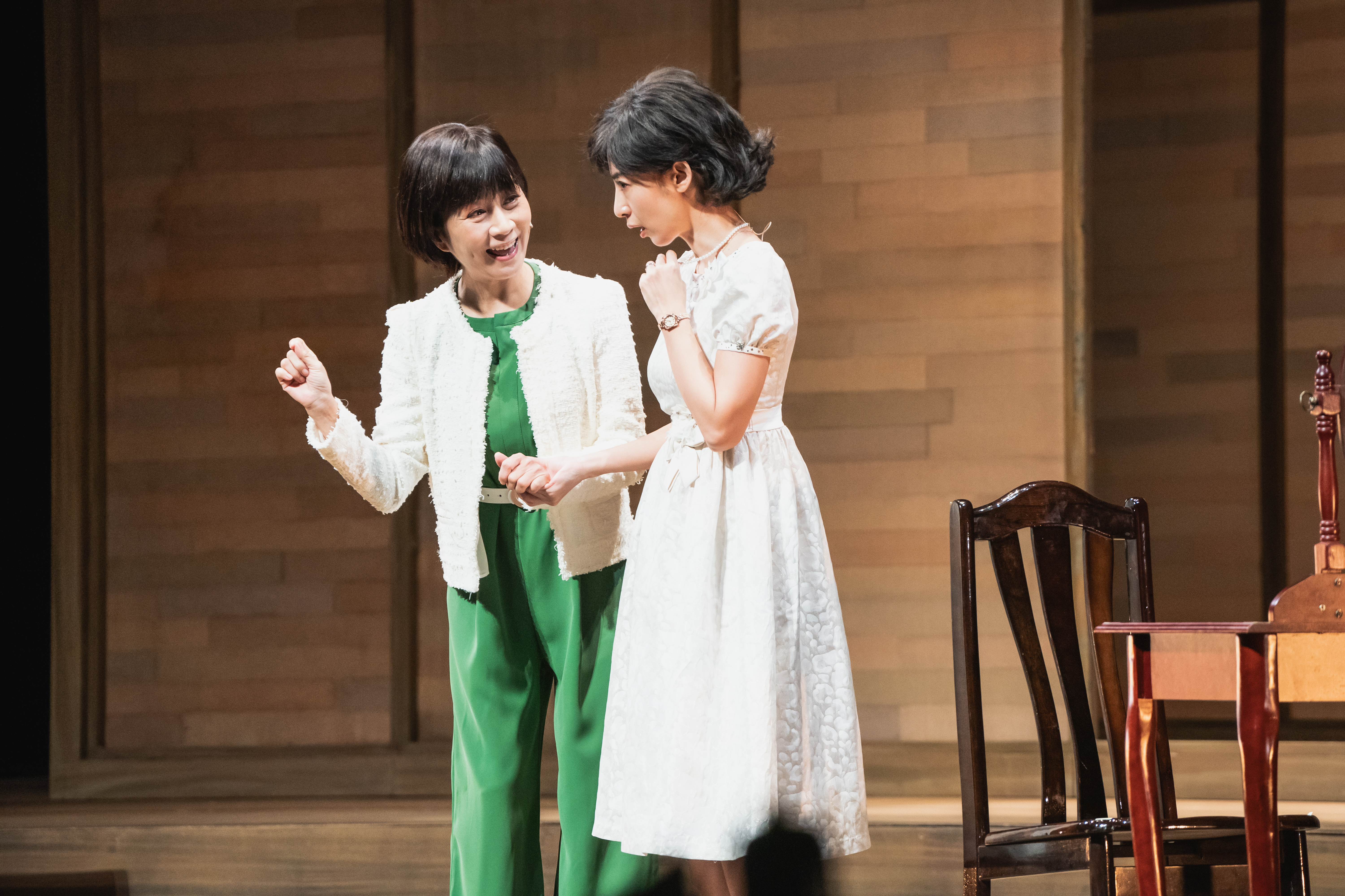 方文琳（左）在《時光の手箱：我的阿爸和卡桑》舞台劇一人飾演兩個角色。（財團法人影想文化藝術基金會提供）