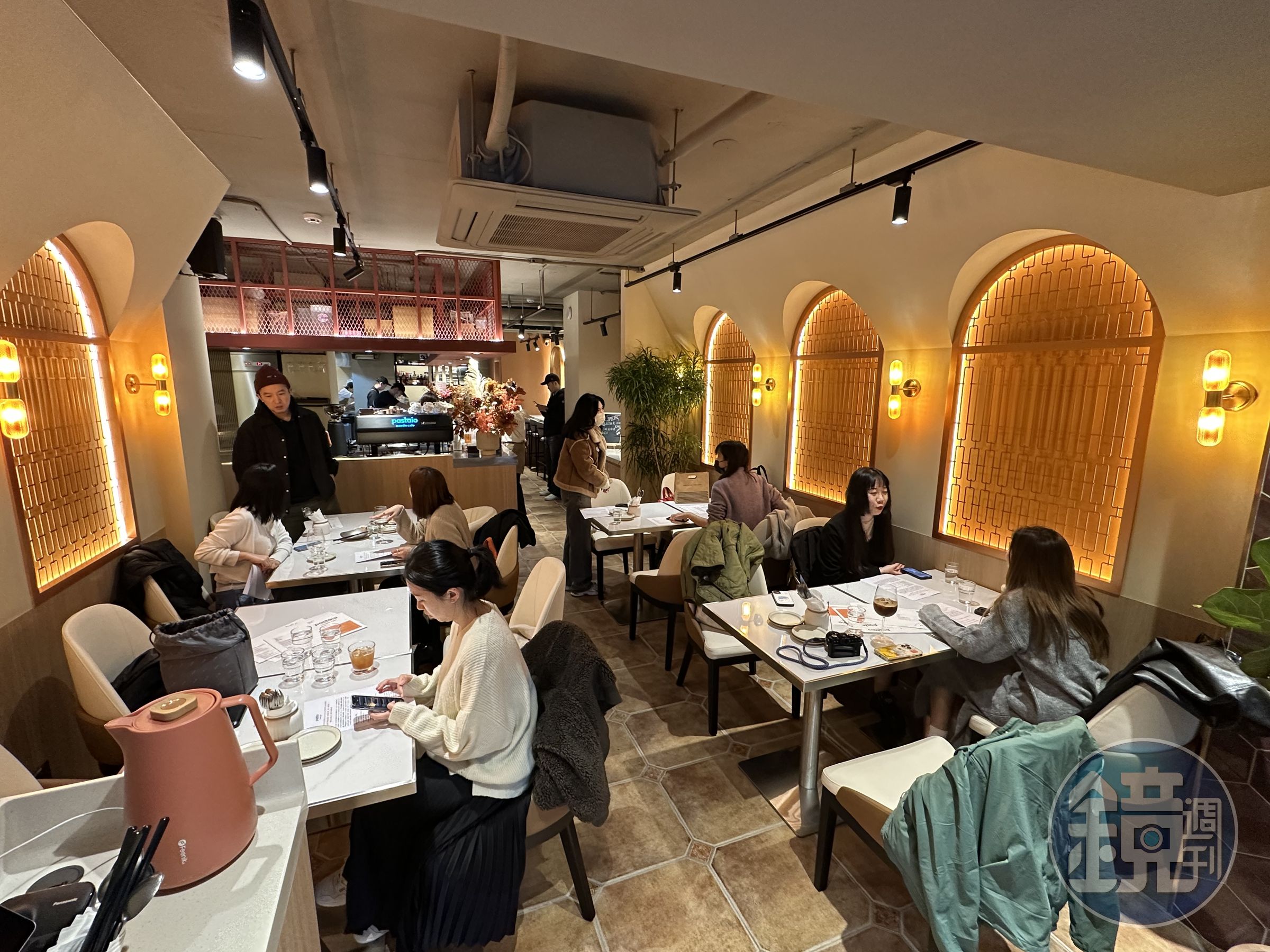 店內以圓拱元素，搭配大理石桌和植栽，營造簡約時尚風。