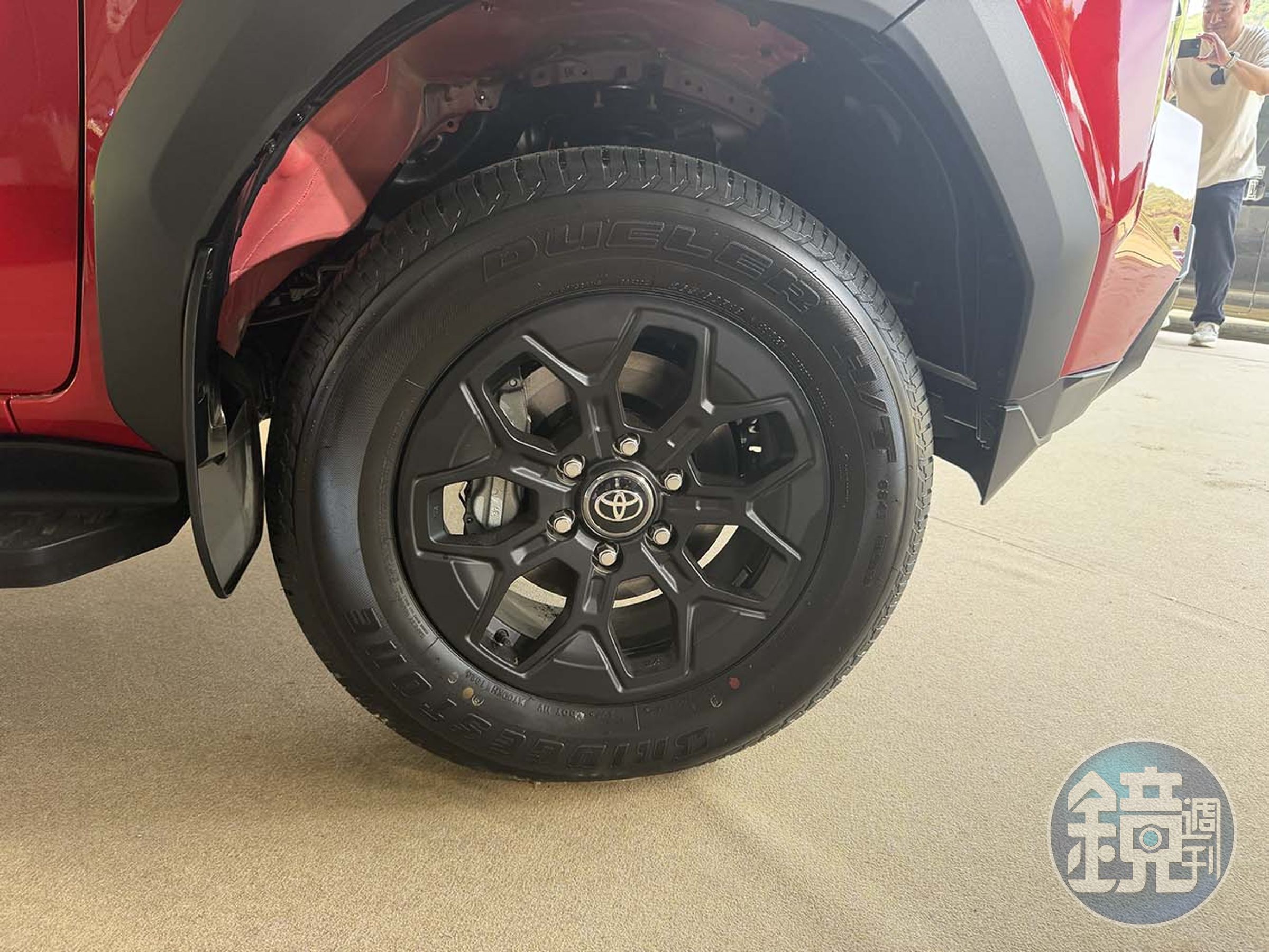 全新Hilux搭載18吋鋁圈。