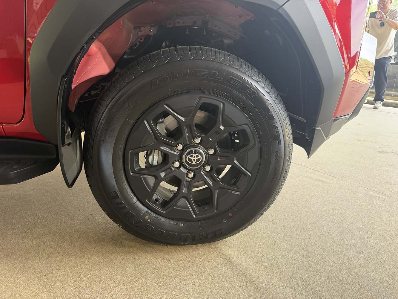 全新Hilux搭載18吋鋁圈。