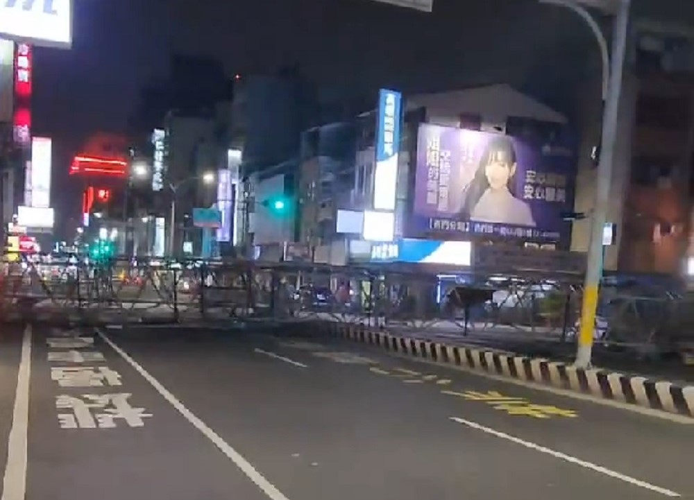 台南工地出現天坑，小貨車掉落坑內。（翻攝畫面）