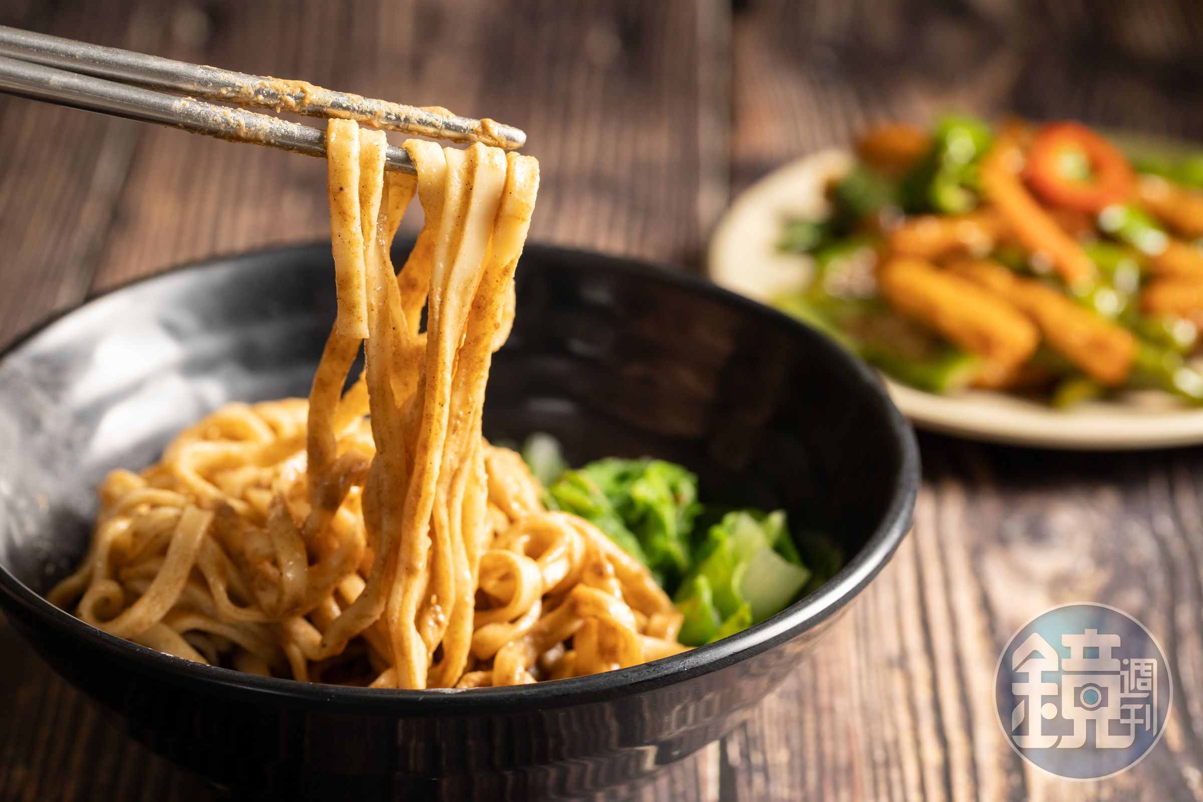 「麻醬麵」要趁熱拌勻，讓扁麵完全沾裹香濃醬汁，吃起來才夠味。（50元／小碗）